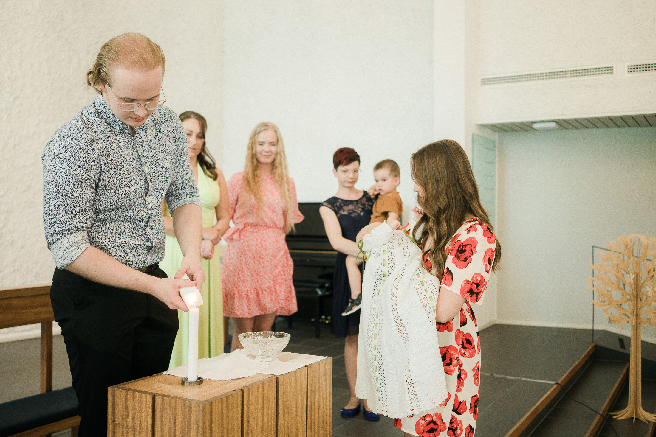 Ristiäisten kuvaus Helsingin Pitäjämäen kirkossa