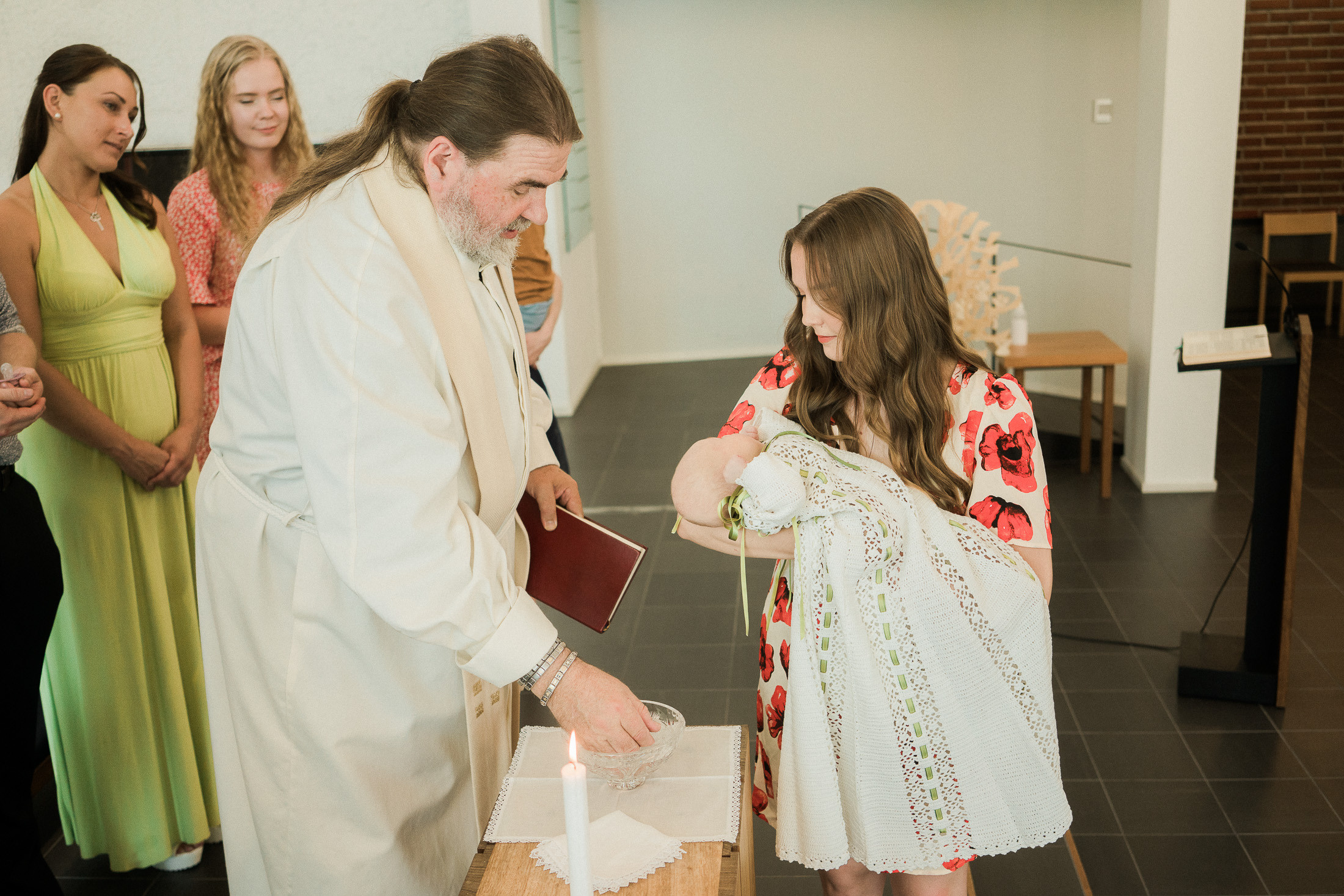 Ristiäisten kuvaus Helsingin Pitäjämäen kirkossa