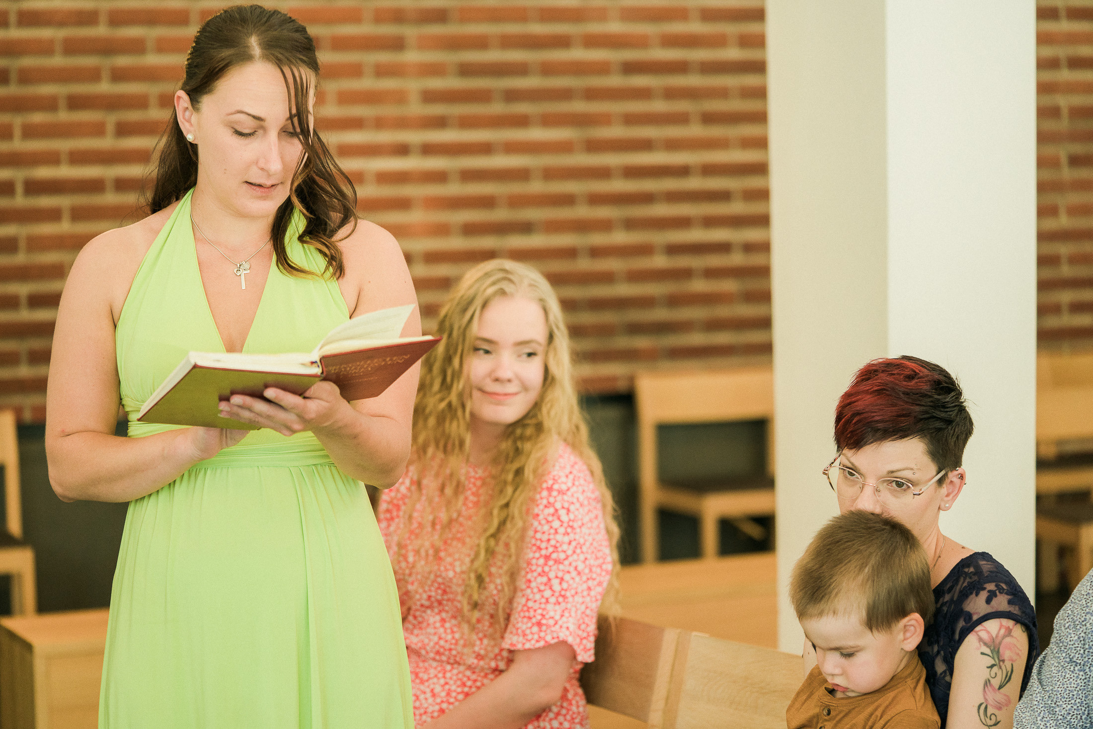 Ristiäisten kuvaus Helsingin Pitäjämäen kirkossa