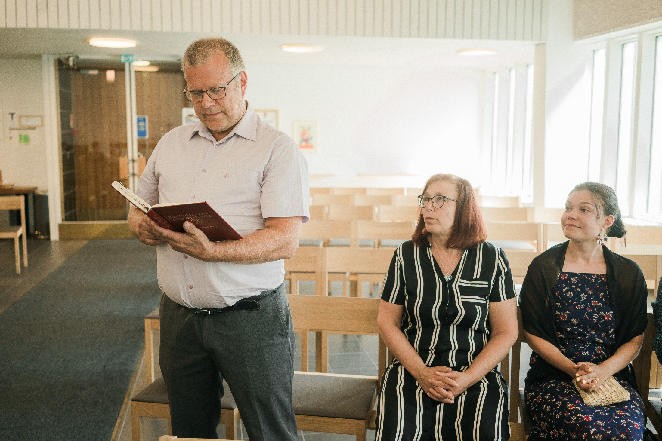 Ristiäisten kuvaus Helsingin Pitäjämäen kirkossa