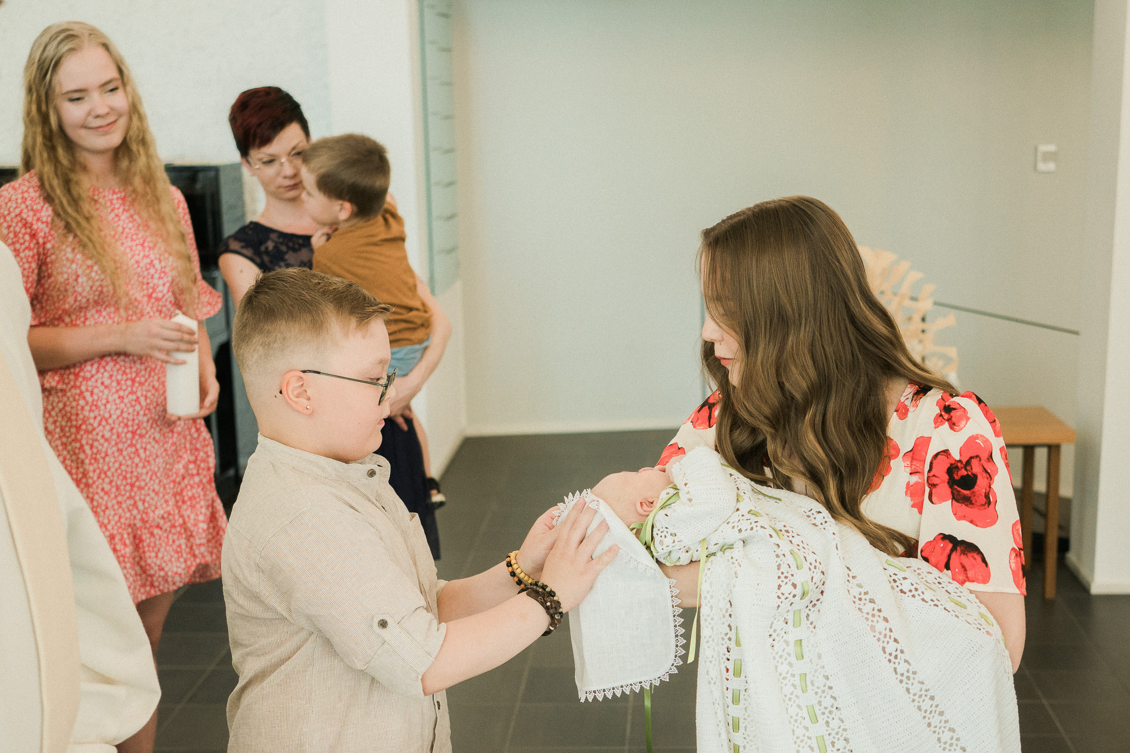 Ristiäisten kuvaus Helsingin Pitäjämäen kirkossa