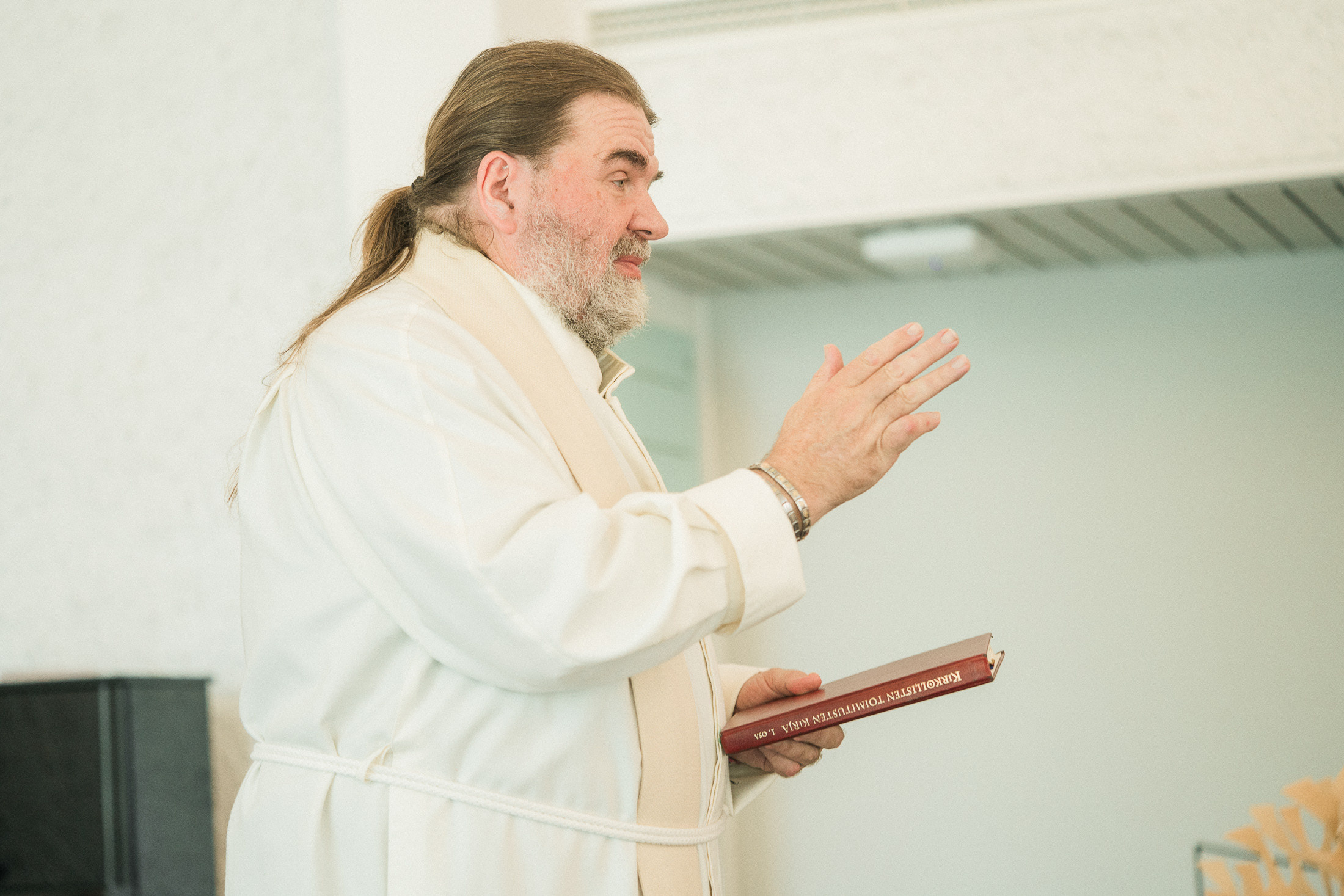 Ristiäisten kuvaus Helsingin Pitäjämäen kirkossa