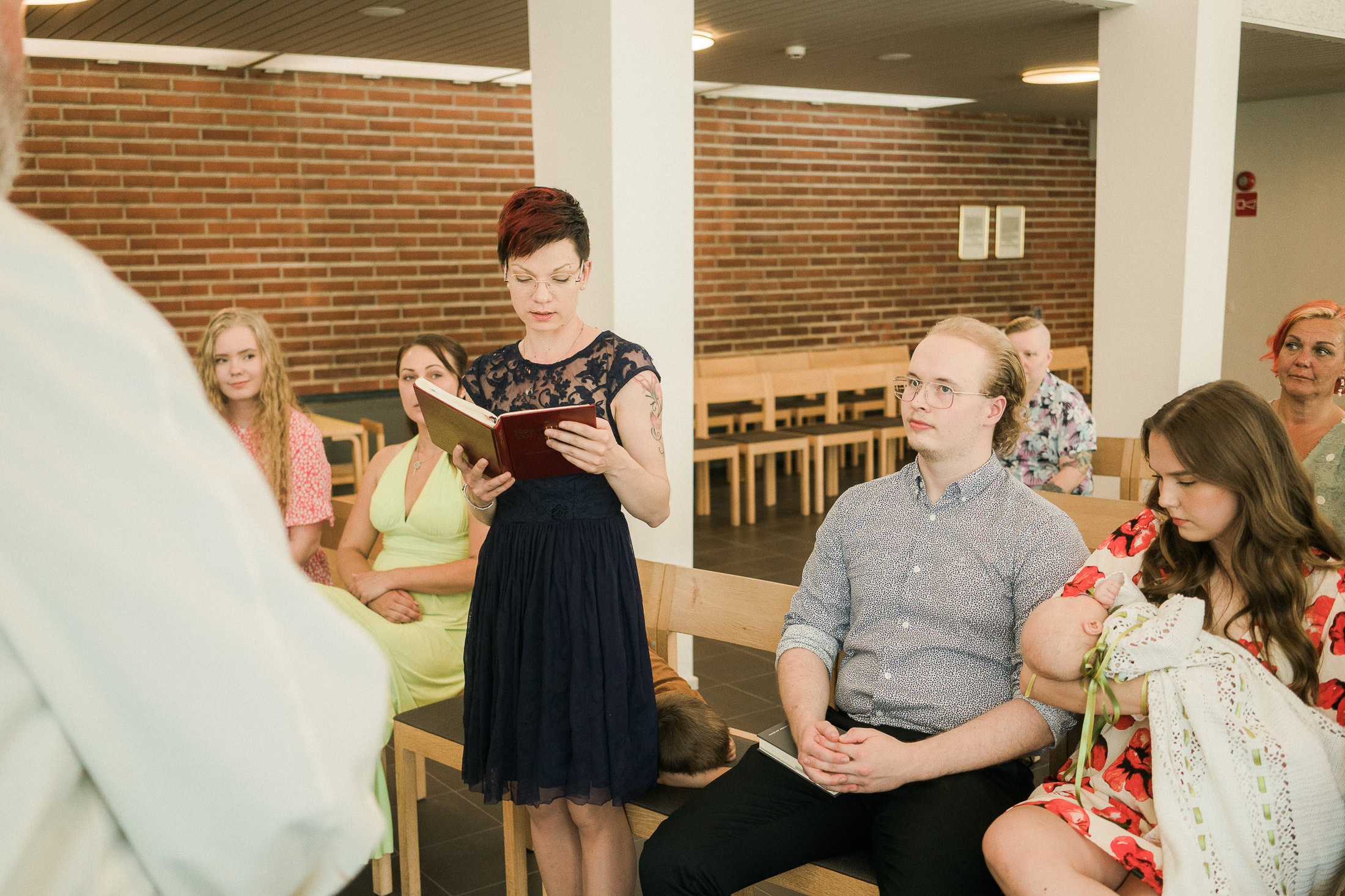 Ristiäisten kuvaus Helsingin Pitäjämäen kirkossa