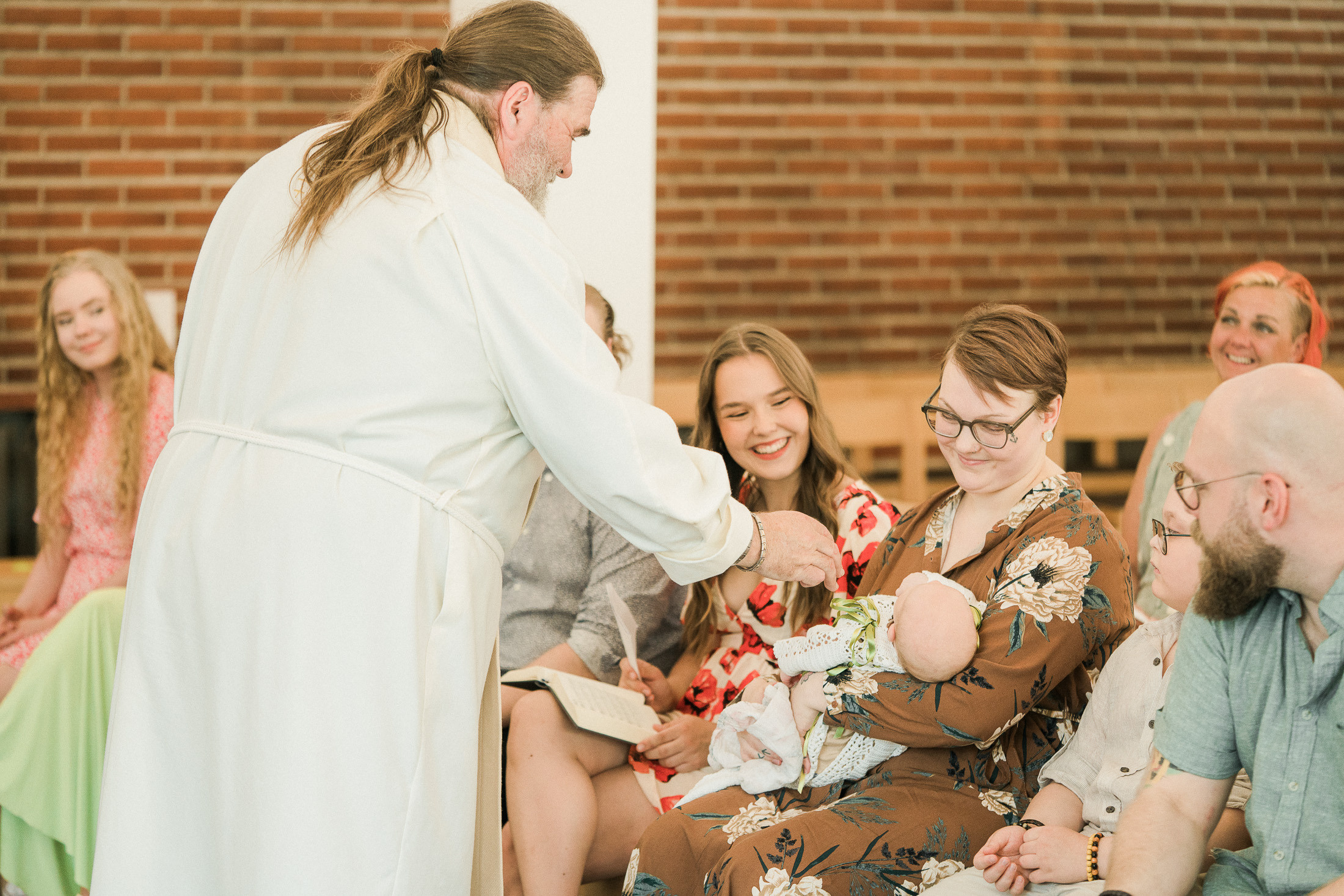 Ristiäisten kuvaus Helsingin Pitäjämäen kirkossa