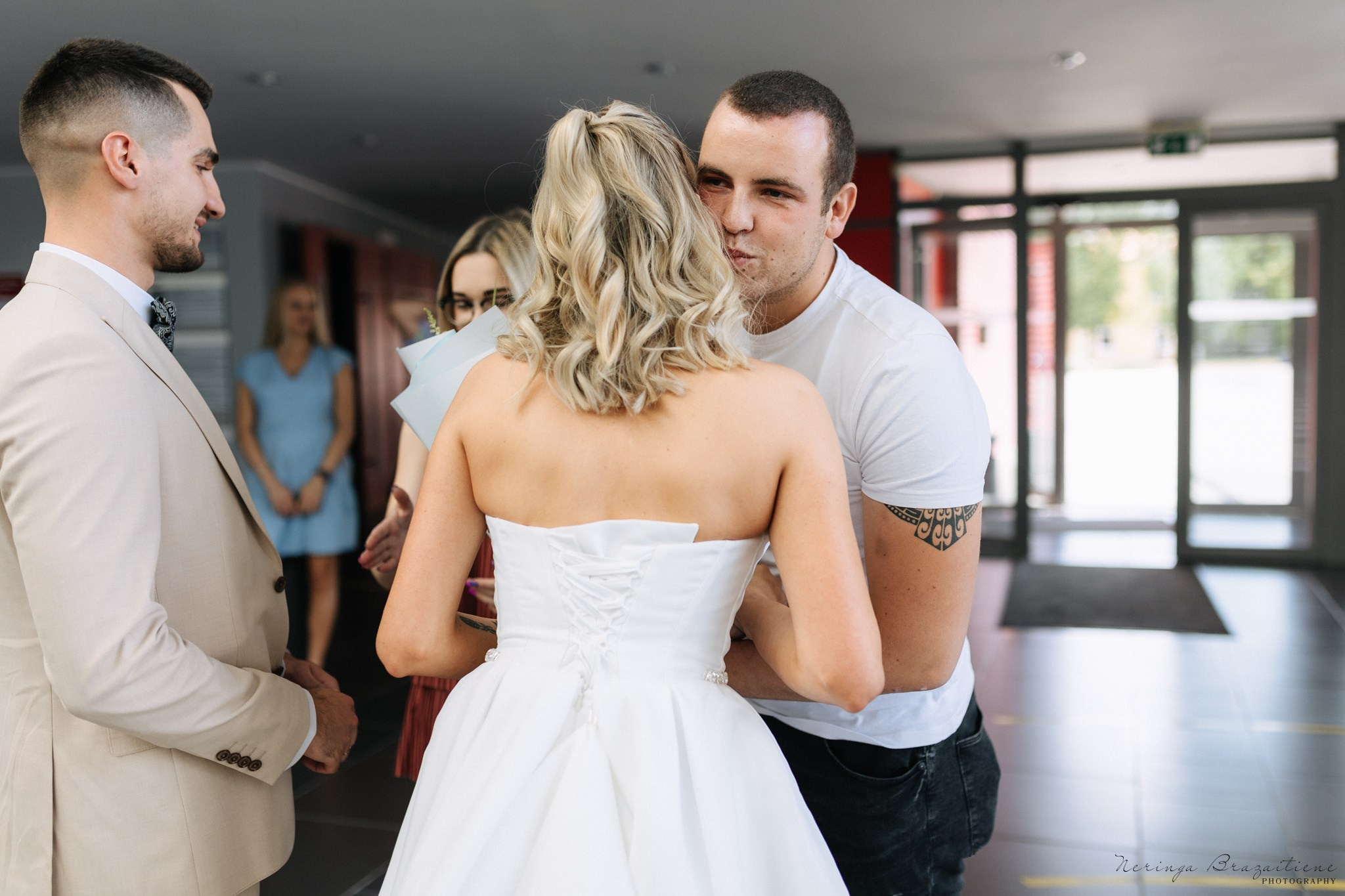 Vestuvinė fotosesija Kaune, Vienybės aikštėje, prie Lietuvos banko