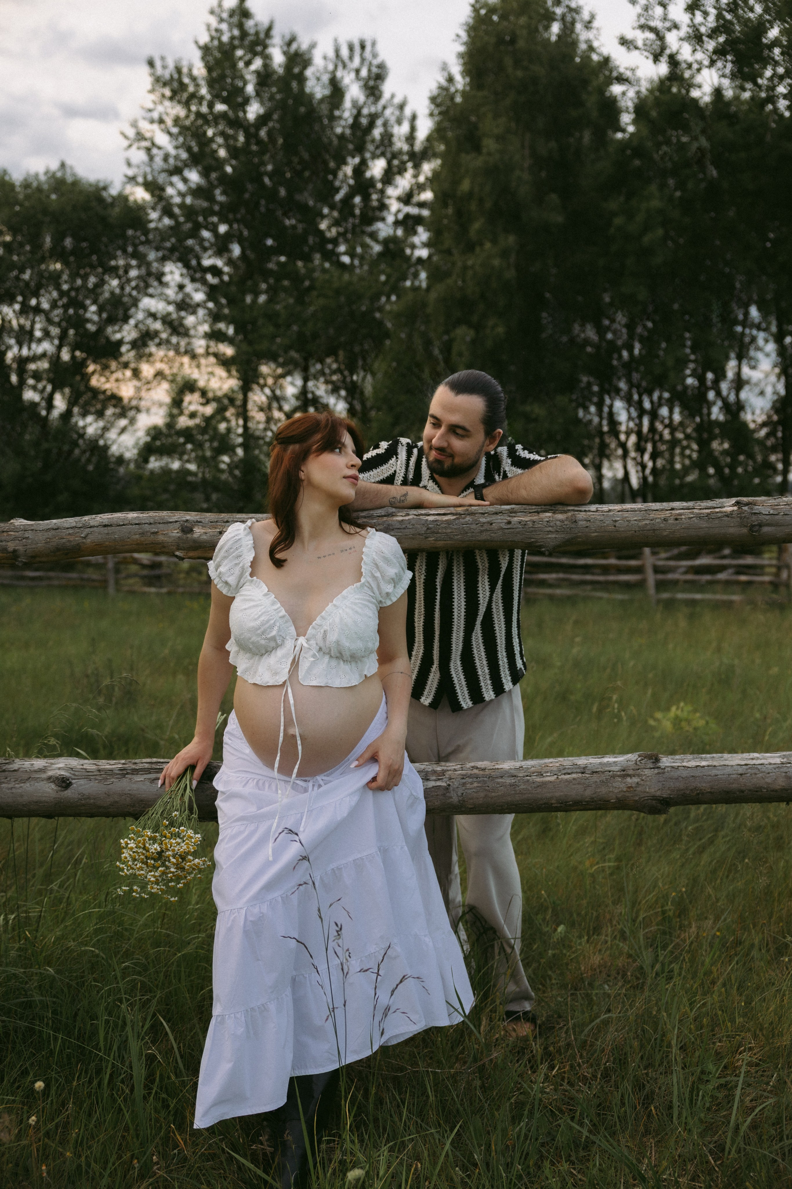 Lera & Maksim | laukimo fotosesija pievoje saulei besileidžiant. Vestuvių ir šeimų fotografė Lena Bondarenko / belove photo