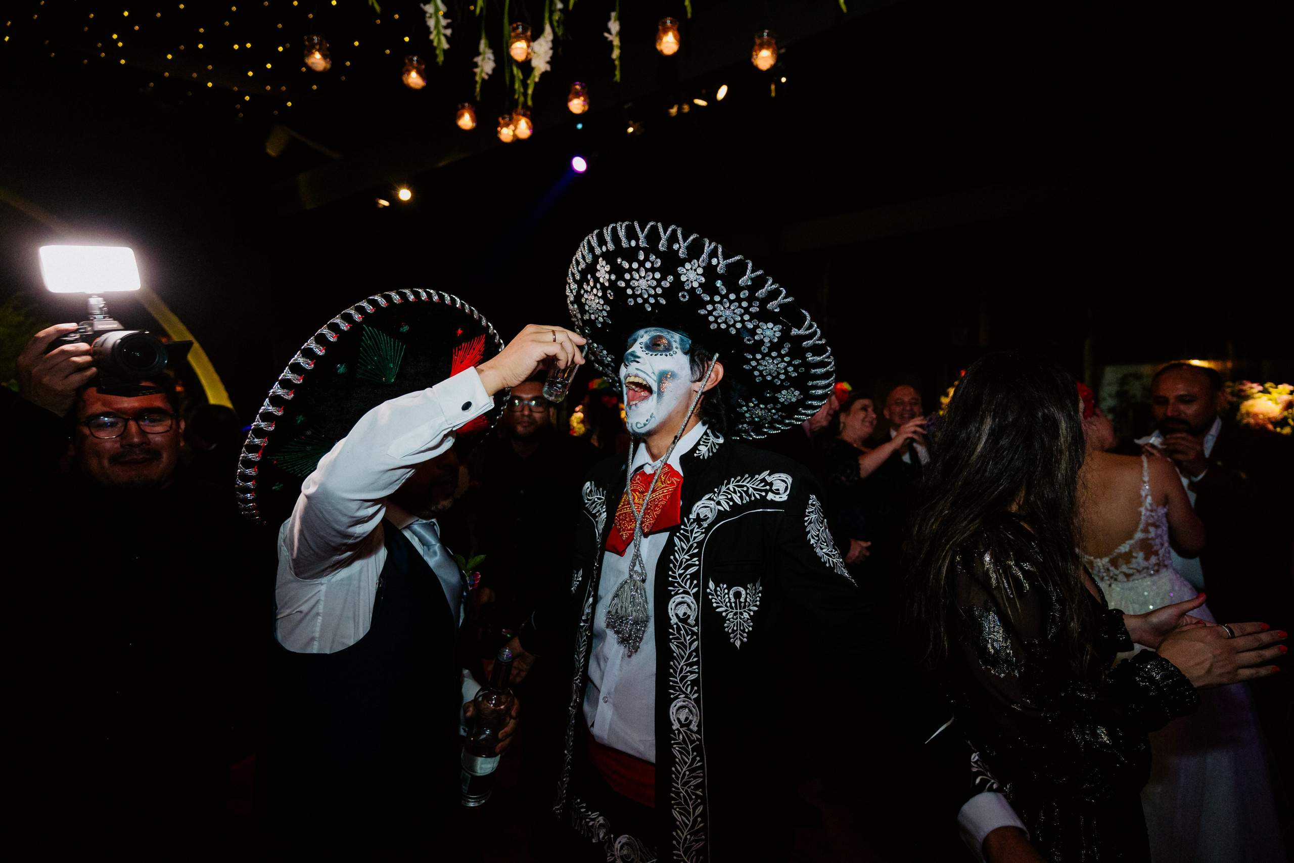 Un vistazo a la fiesta. Fotógrafo de Bodas en Lima | Ronhy Altamirano. Fotografía narrativa y cinematográfica para bodas, quinceañeras y eventos exclusivos