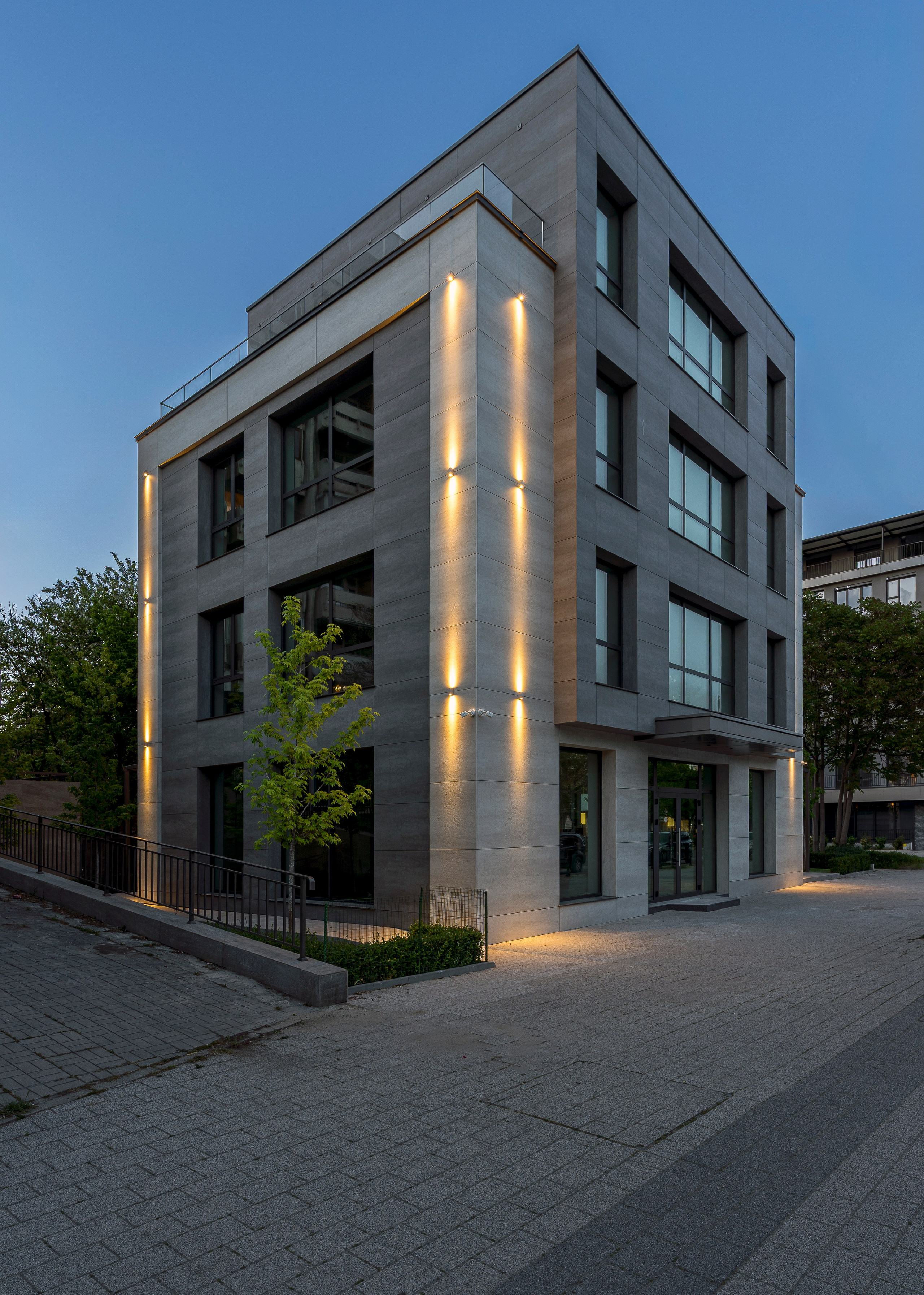 Екстериор на бизнес сграда. Професионален фотограф в Пловдив и областта