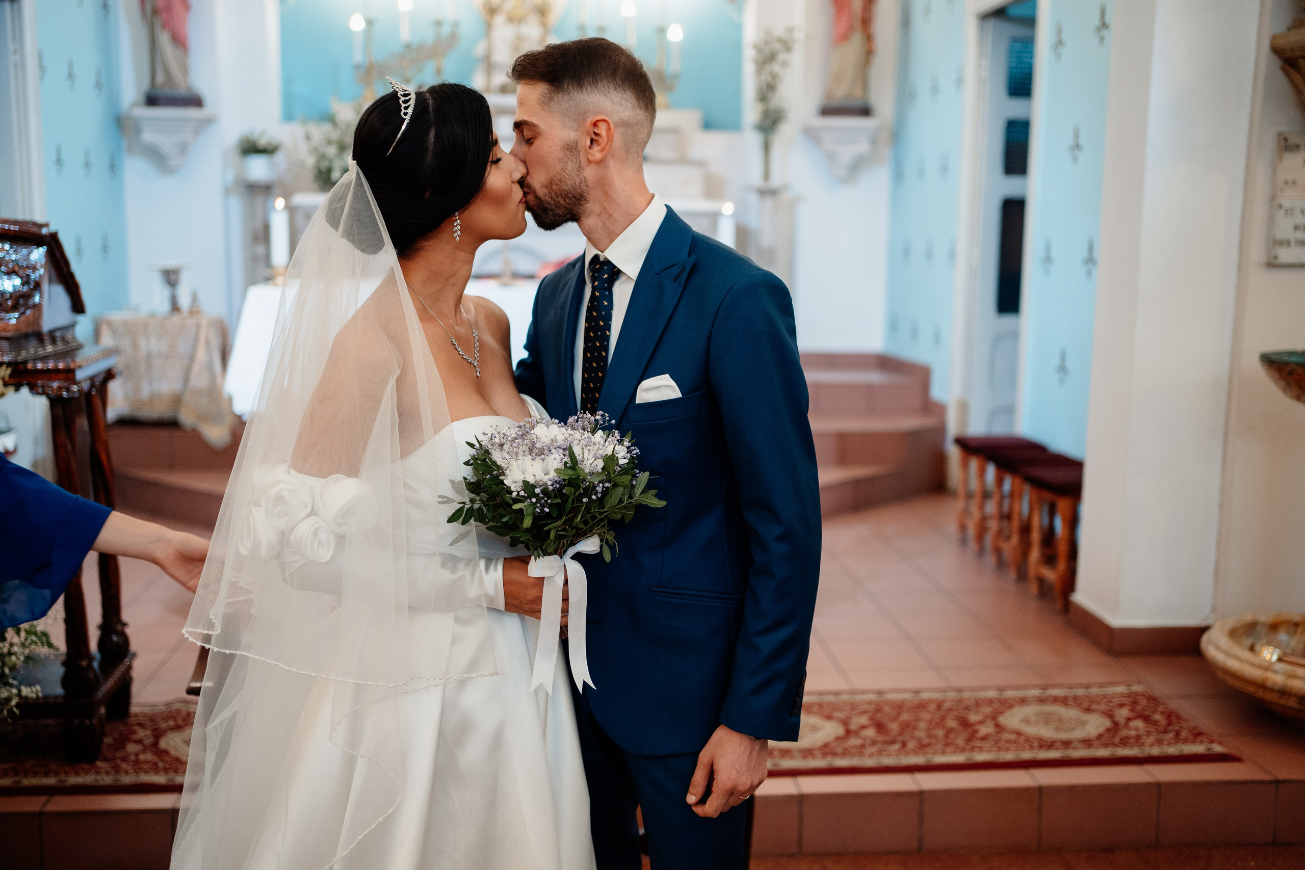 Moment emoționant între miri în ziua nunții, surprins într-un cadru natural și romantic, in Bucuresti. Fotografie de nuntă profesională, editată artistic pentru a evidenția emoția și eleganța evenimentului.