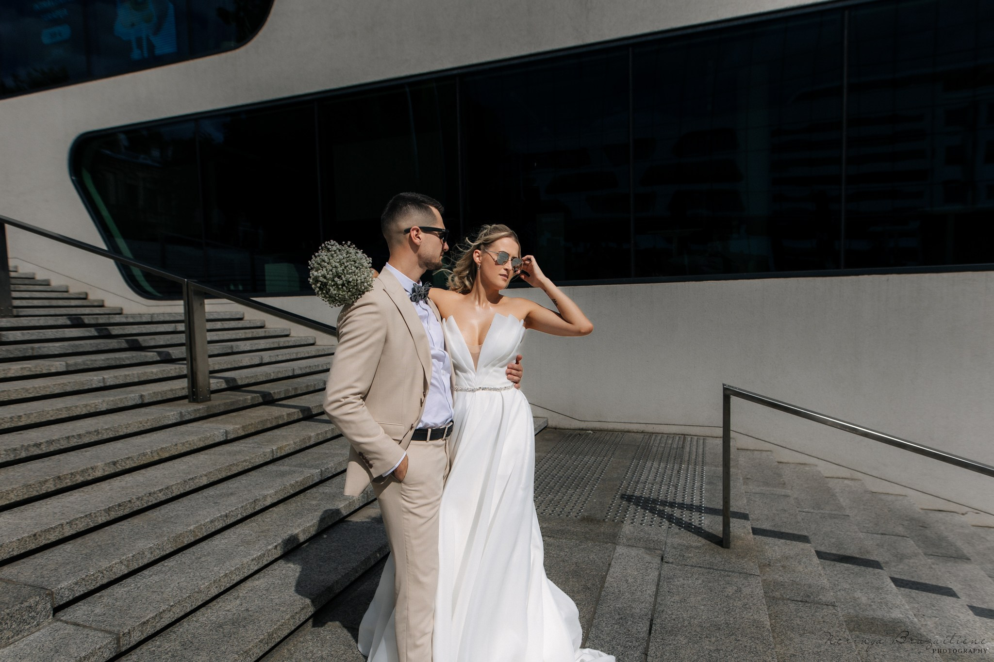 Vestuvinė fotosesija Kaune, Vienybės aikštėje, prie Lietuvos banko