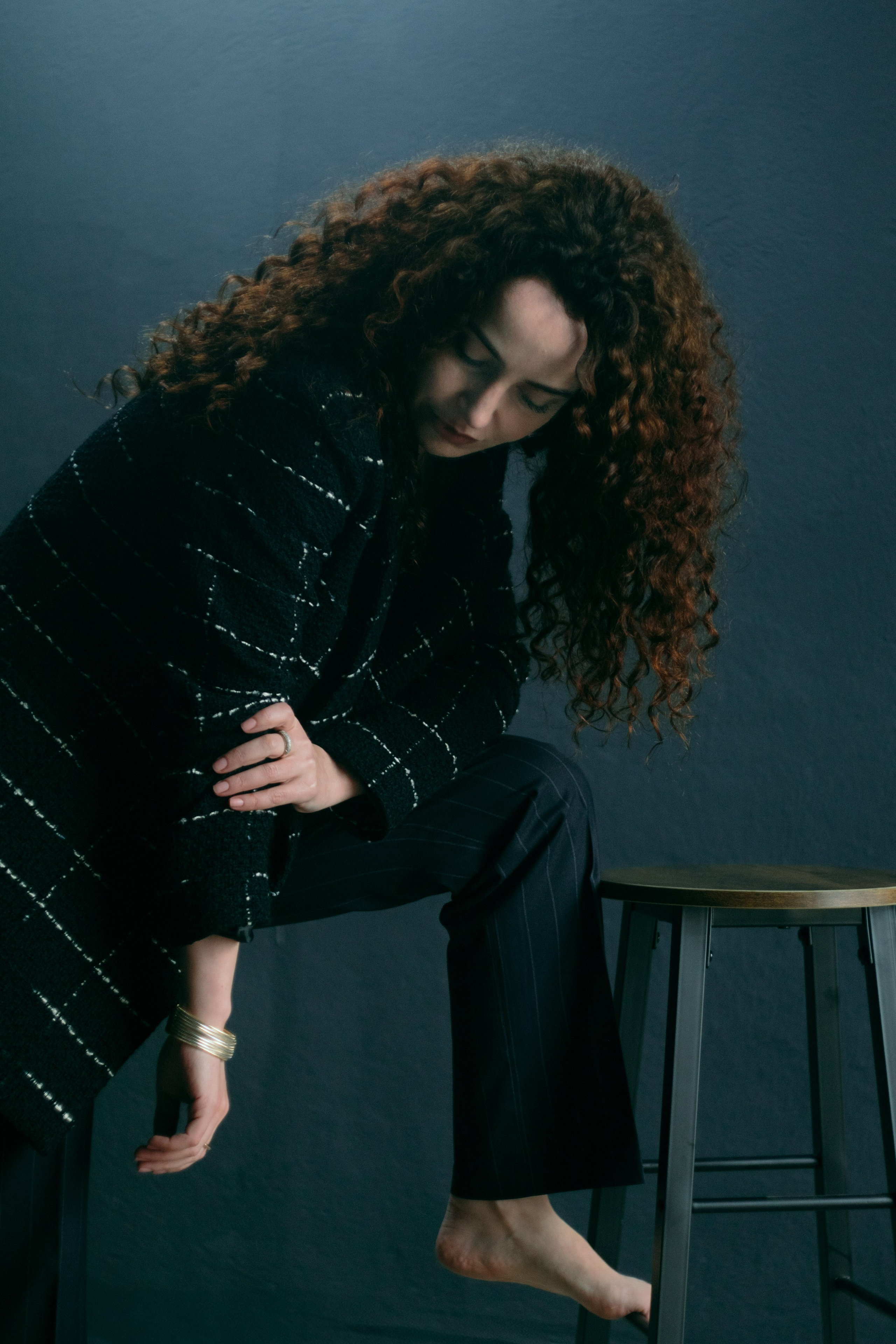 Künstlerisches Portrait – Frau beugt sich über Hocker, dramatisches Licht – Portraitfotografie Dresden