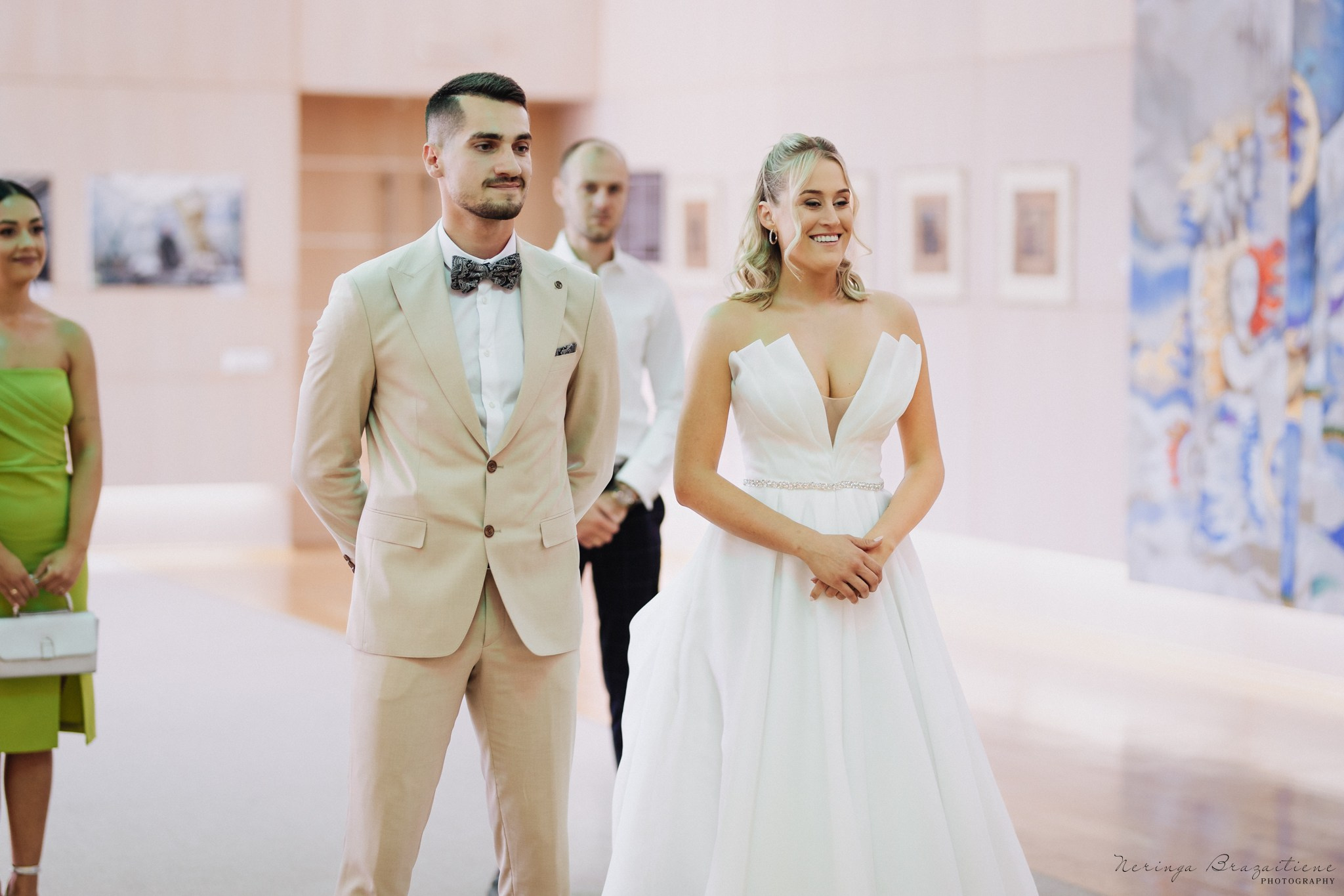 Vestuvinė fotosesija Kaune, Vienybės aikštėje, prie Lietuvos banko