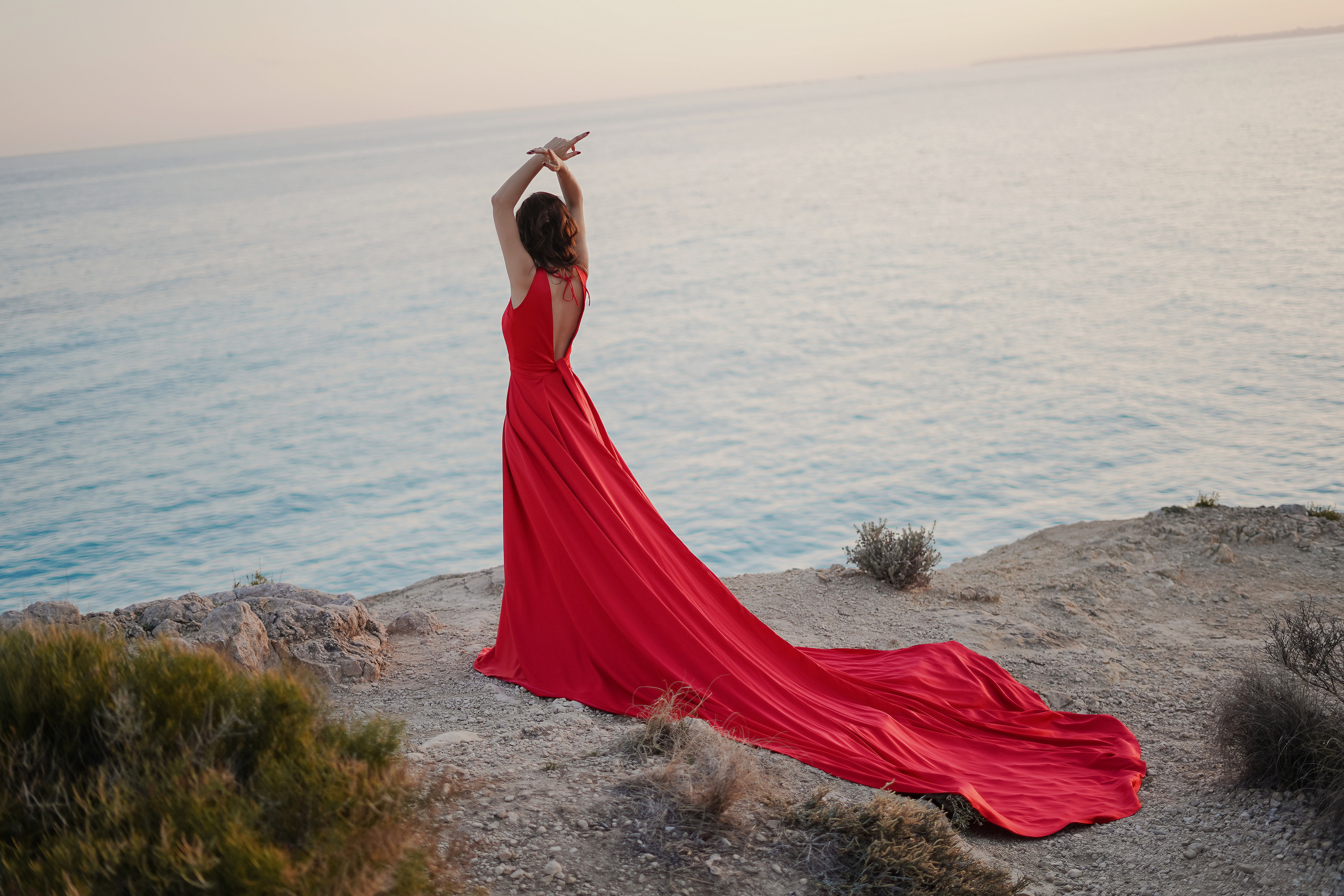 En vestido rojo al atardecer. Fotografo familiar, bodas, reportaje Diana Memetova Alicante, Benidorm