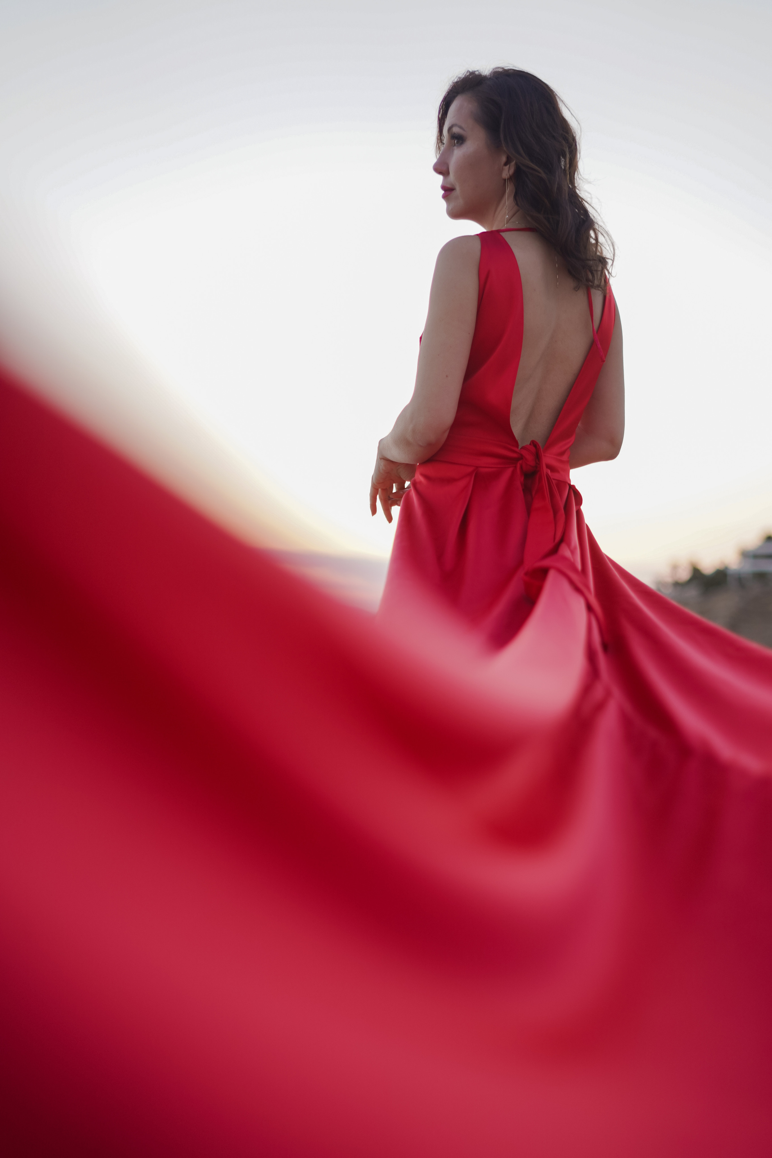 En vestido rojo al atardecer. Fotografo familiar, bodas, reportaje Diana Memetova Alicante, Benidorm