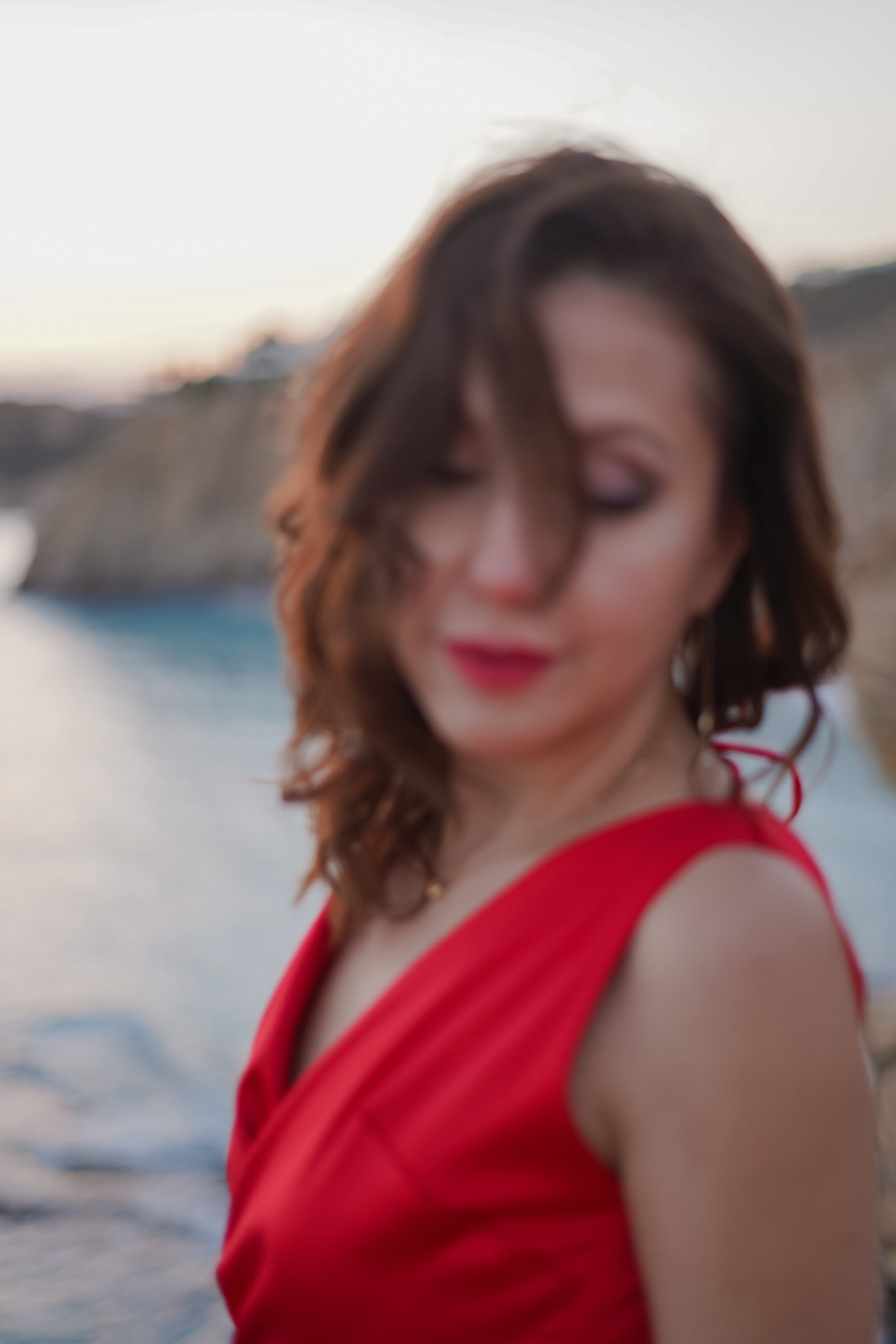 En vestido rojo al atardecer. Fotografo familiar, bodas, reportaje Diana Memetova Alicante, Benidorm