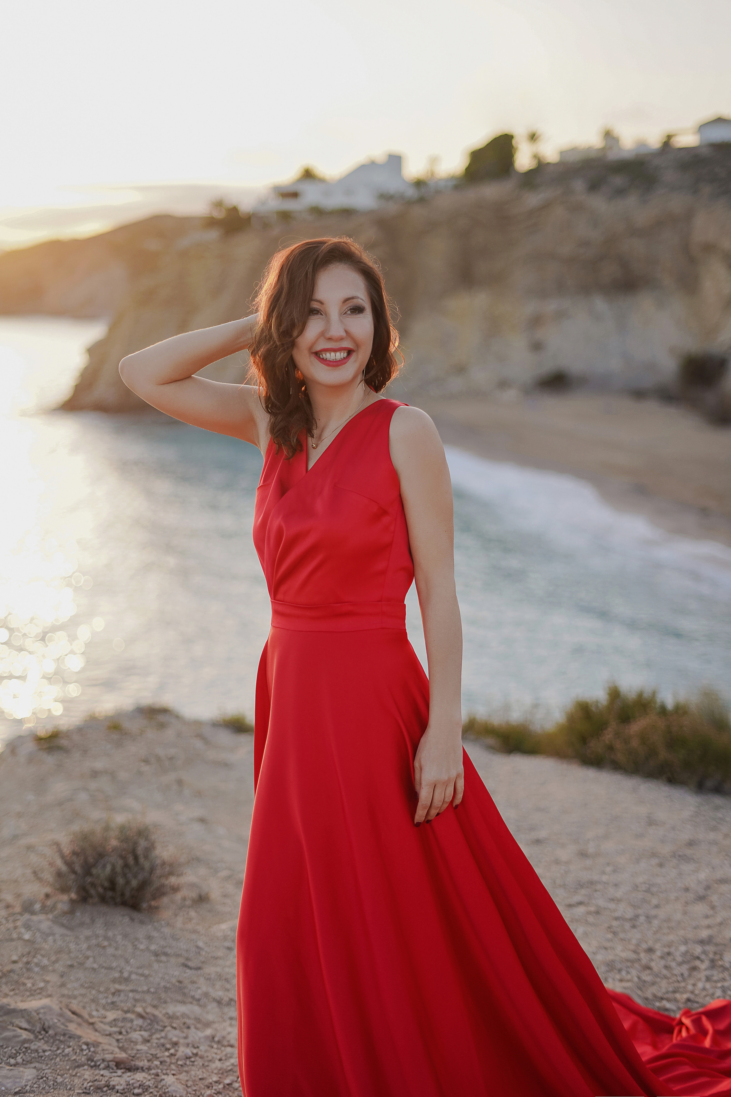 En vestido rojo al atardecer. Fotografo familiar, bodas, reportaje Diana Memetova Alicante, Benidorm