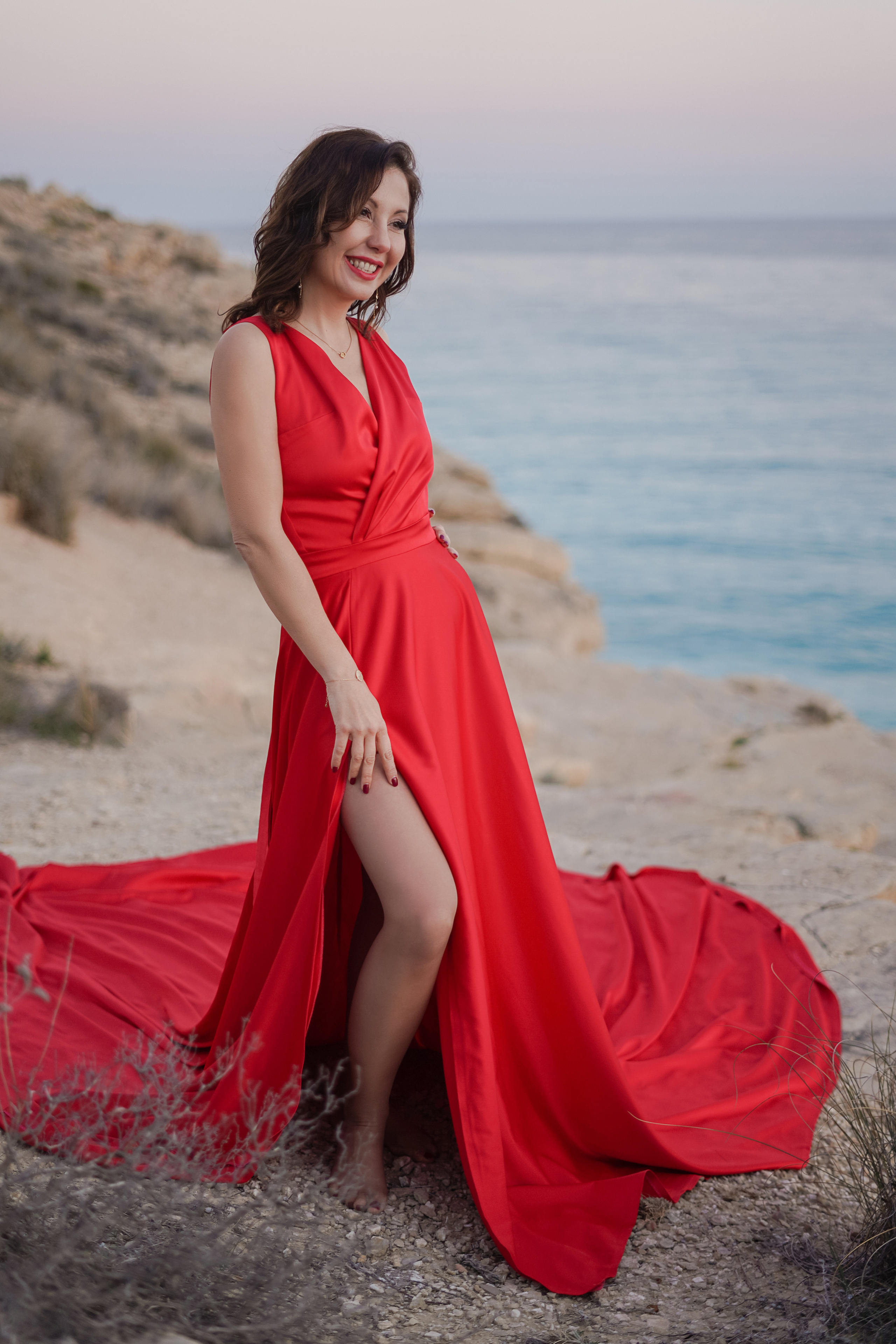 En vestido rojo al atardecer. Fotografo familiar, bodas, reportaje Diana Memetova Alicante, Benidorm