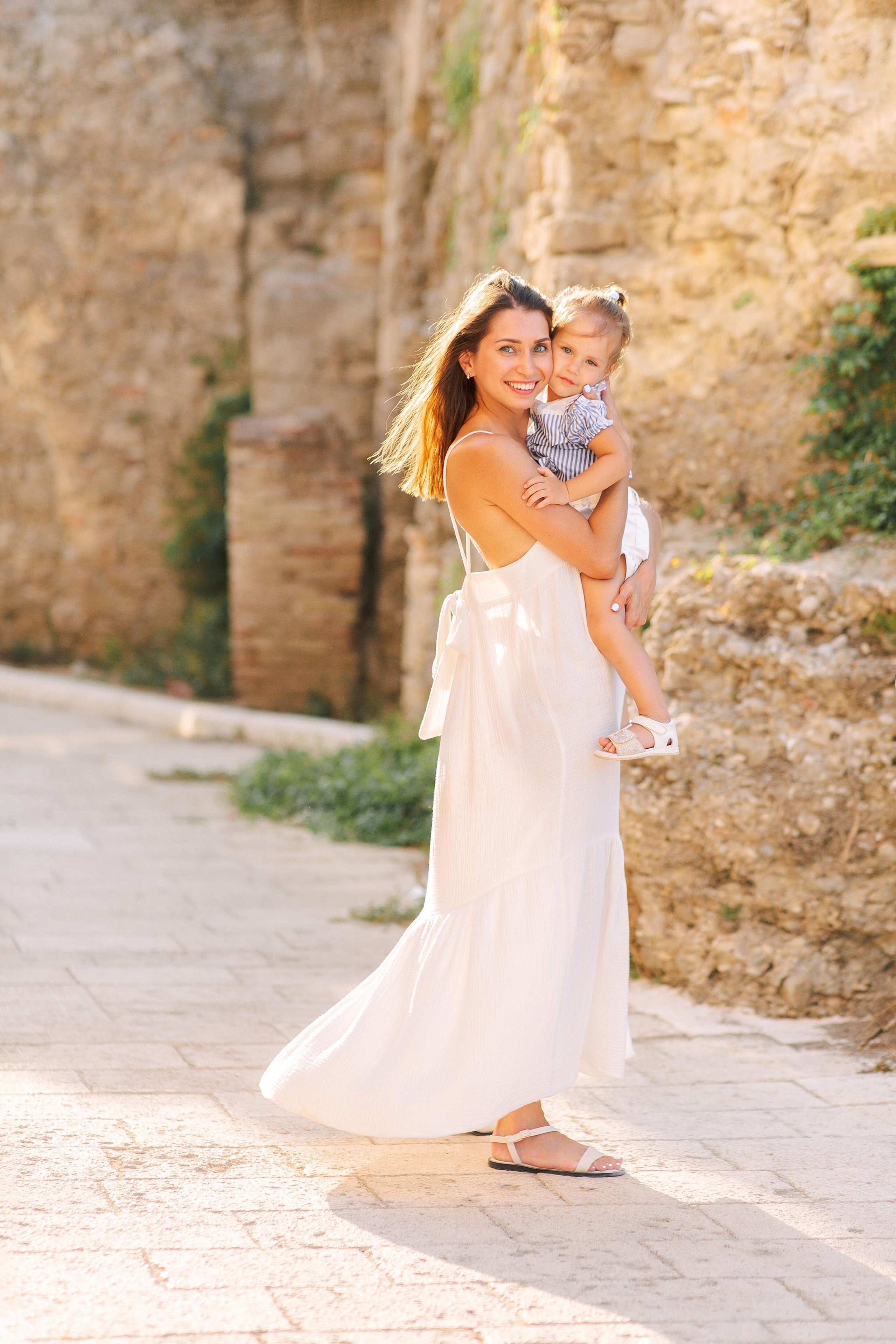 Семейная фотосессия в колоритных улочках Сиде. Фотограф в Алании в Турции, Аланья, Сиде, Белек, Анталия, Кемер, Конаклы, Окурджалар. Фотосъемки в Алании. Фотосессия в Алания.Алсу Девели