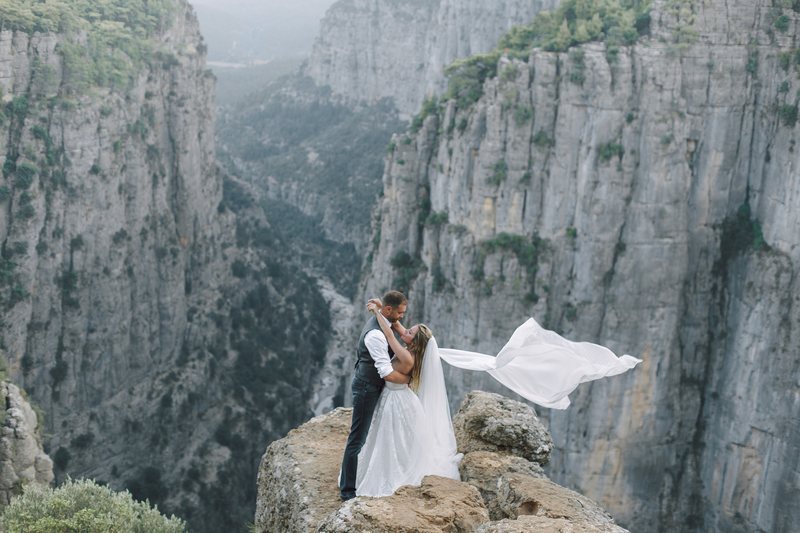 Wedding photo session on Tazy Canyon. Professional Photographer in Alanya, Side, Belek, Antalya. Turkiye