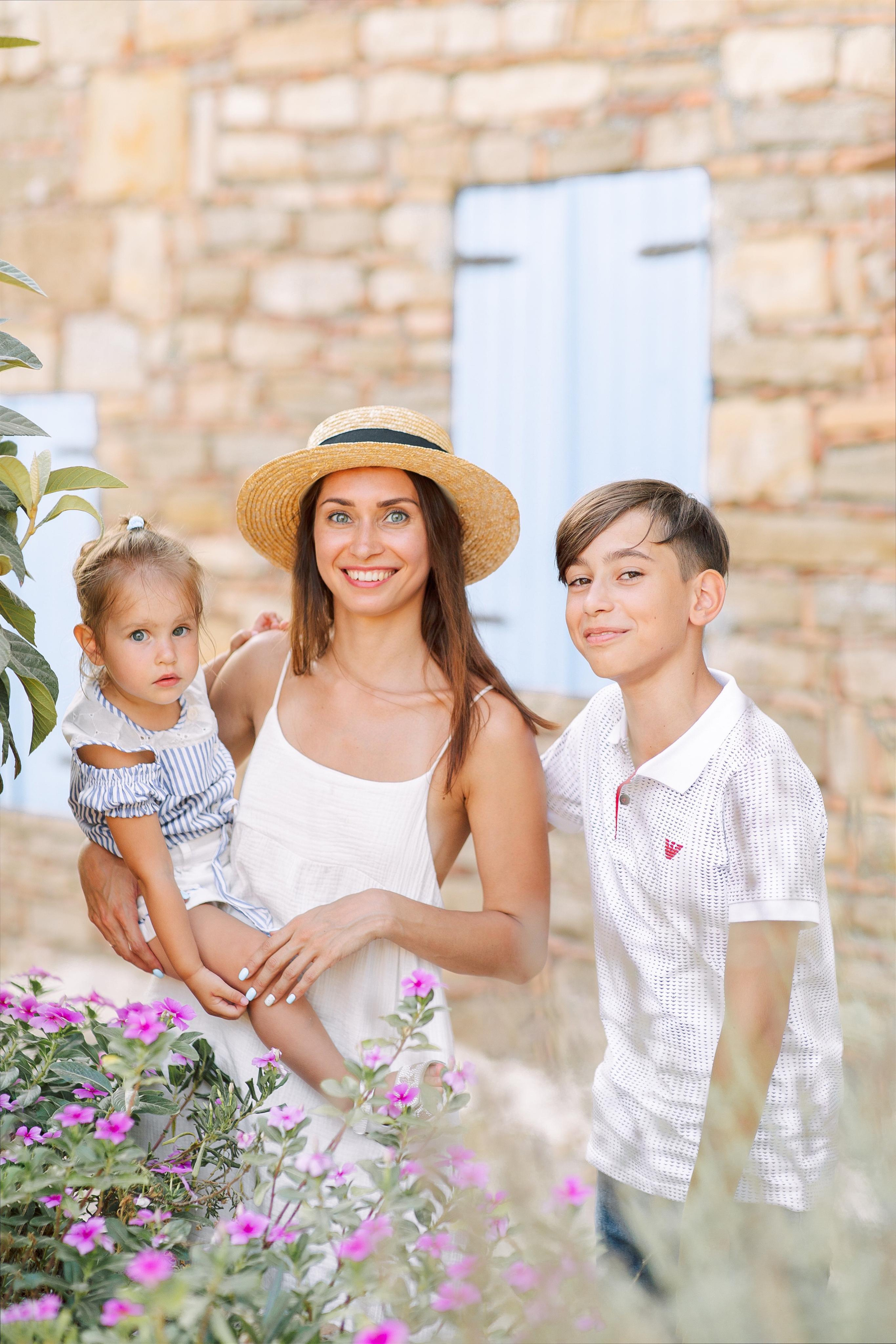 Семейная фотосессия в колоритных улочках Сиде. Фотограф в Алании в Турции, Аланья, Сиде, Белек, Анталия, Кемер, Конаклы, Окурджалар. Фотосъемки в Алании. Фотосессия в Алания.Алсу Девели