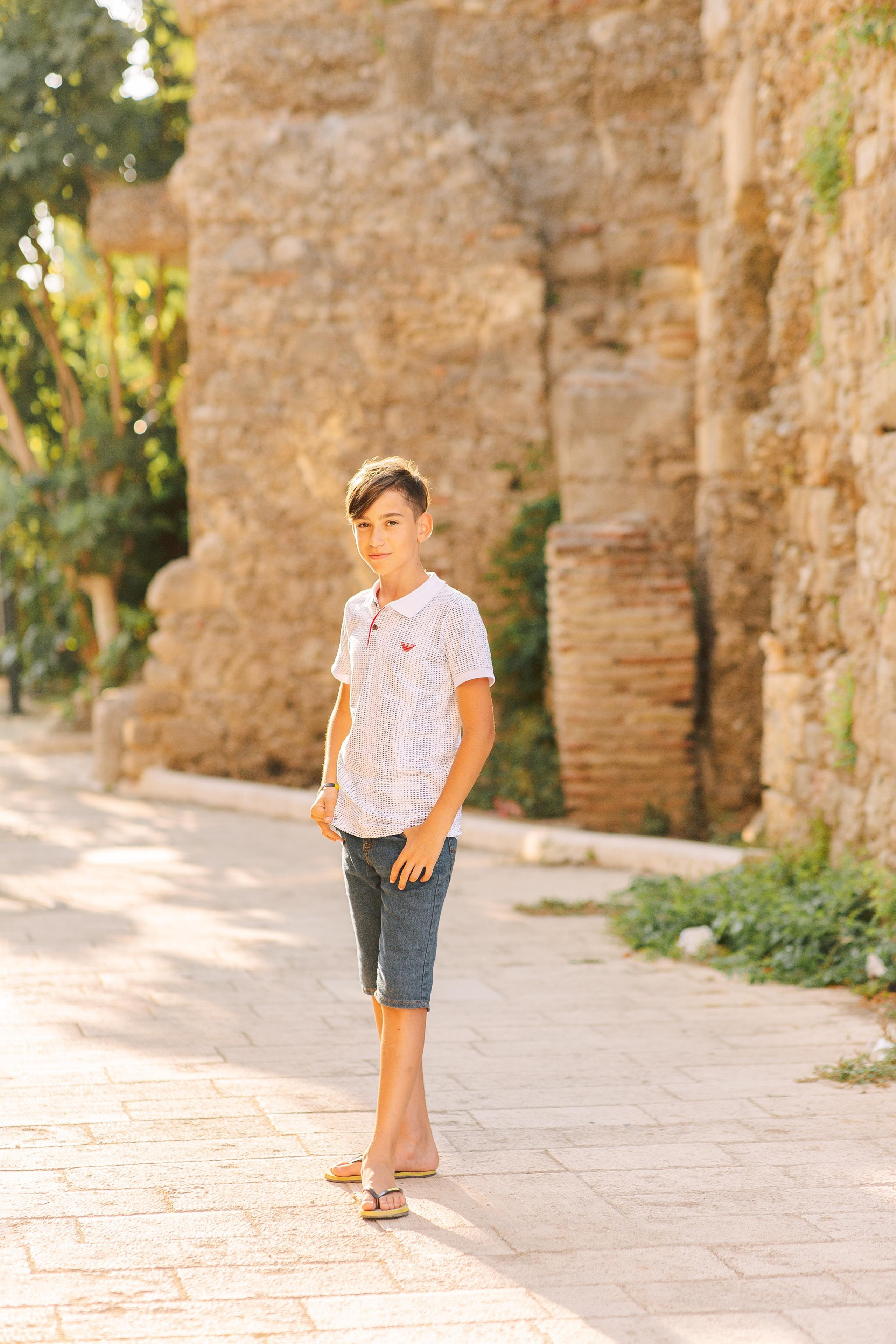 Семейная фотосессия в колоритных улочках Сиде. Фотограф в Алании в Турции, Аланья, Сиде, Белек, Анталия, Кемер, Конаклы, Окурджалар. Фотосъемки в Алании. Фотосессия в Алания.Алсу Девели