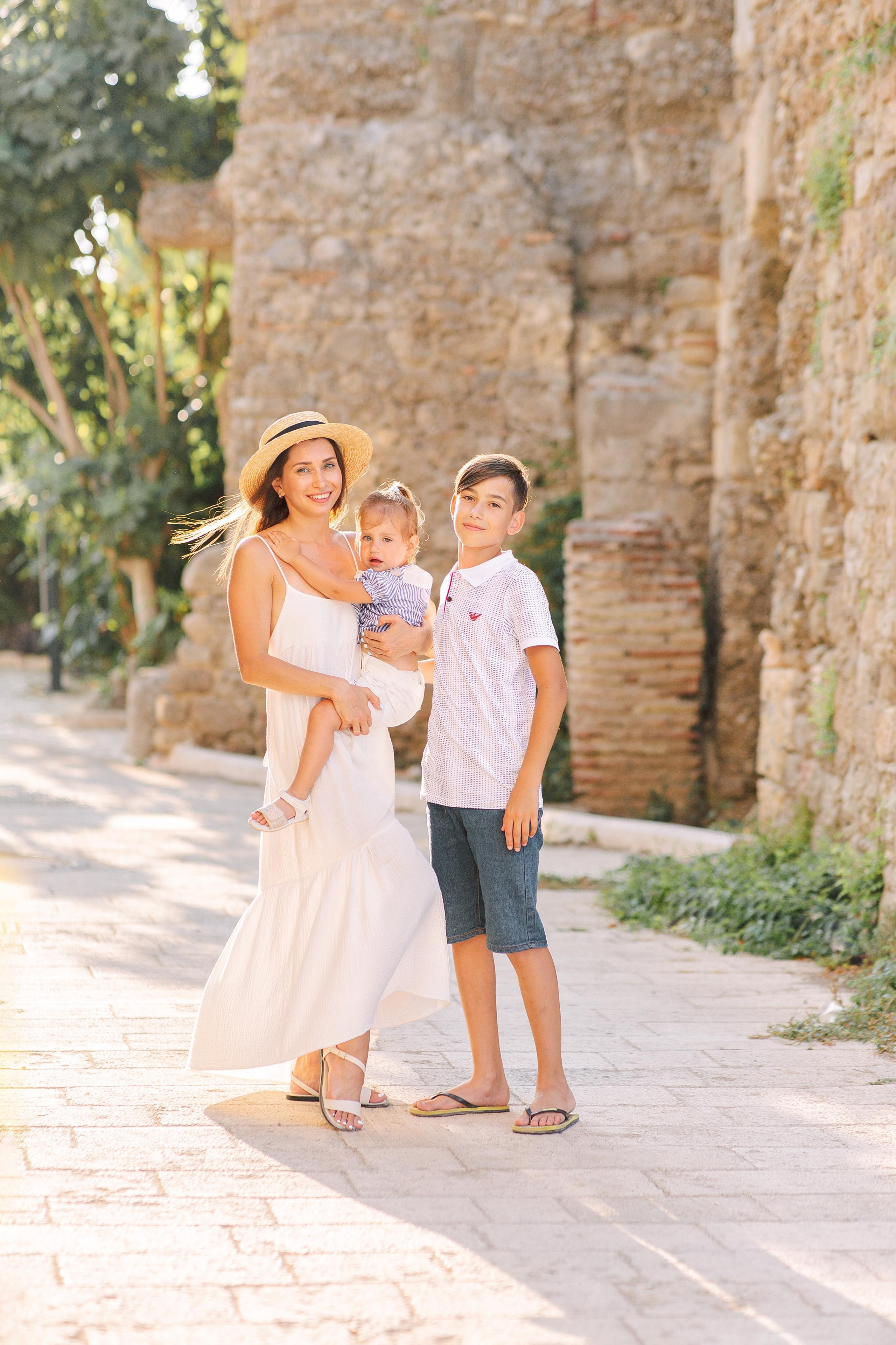 Семейная фотосессия в колоритных улочках Сиде. Фотограф в Алании в Турции, Аланья, Сиде, Белек, Анталия, Кемер, Конаклы, Окурджалар. Фотосъемки в Алании. Фотосессия в Алания.Алсу Девели