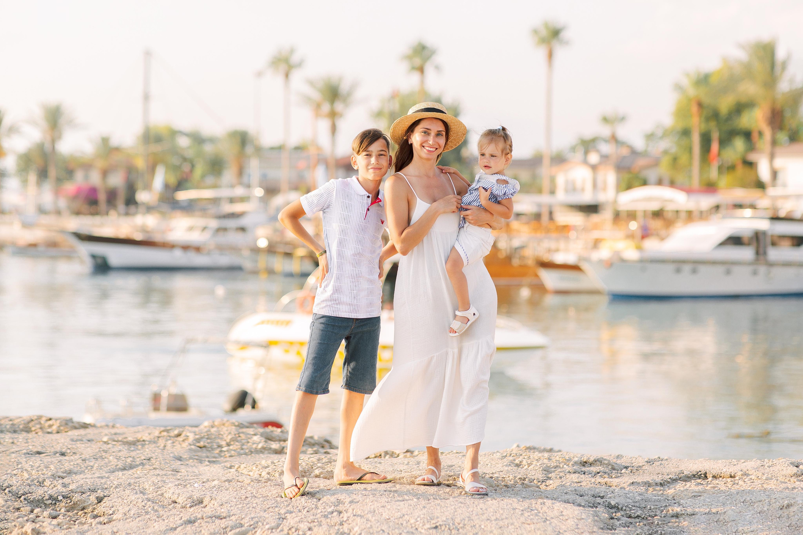 Семейная фотосессия в колоритных улочках Сиде. Фотограф в Алании в Турции, Аланья, Сиде, Белек, Анталия, Кемер, Конаклы, Окурджалар. Фотосъемки в Алании. Фотосессия в Алания.Алсу Девели