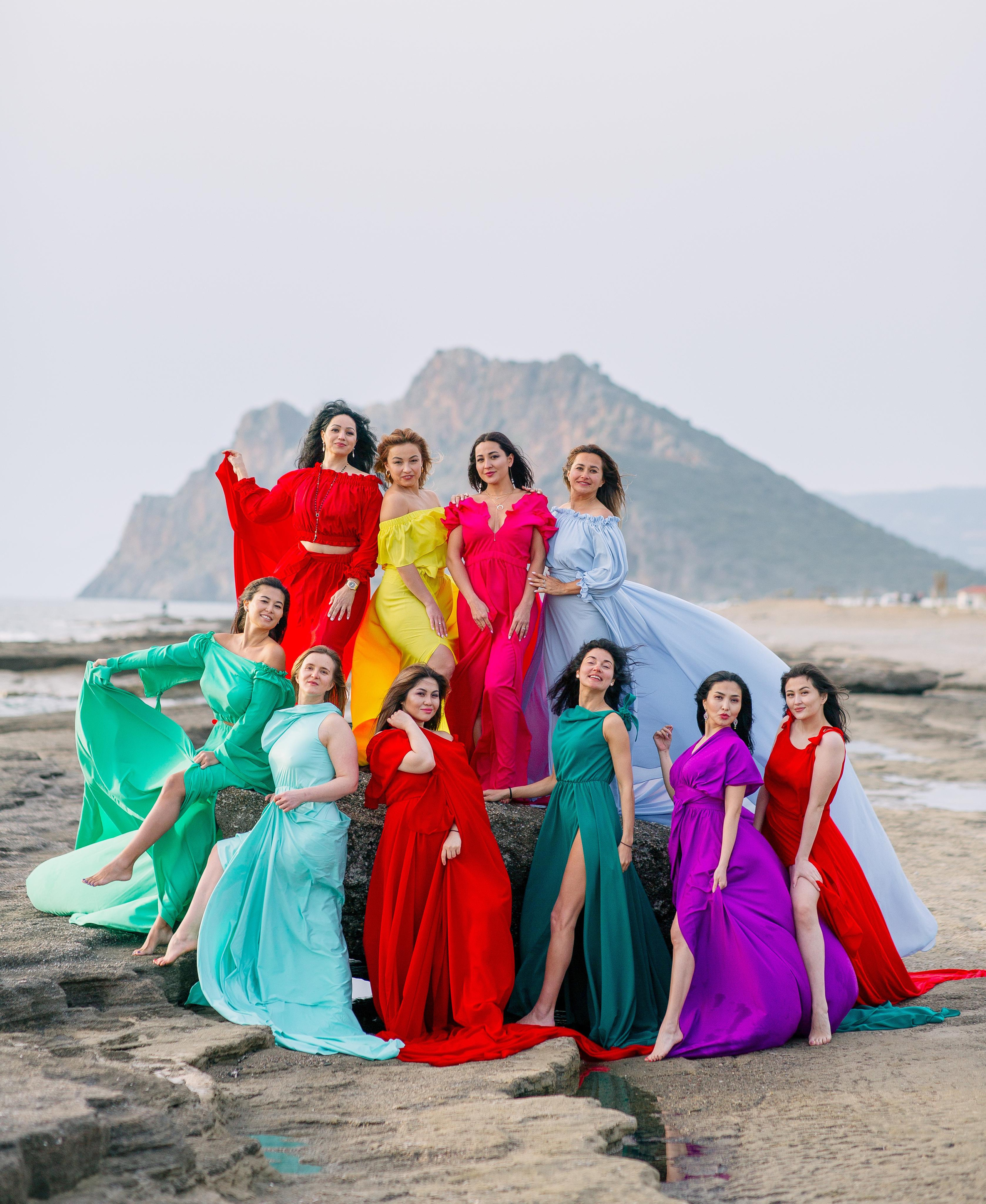 Фотосессия на пляже Кору в летящих платьях аланья. Фотограф в Алании в Турции, Аланья, Сиде, Белек, Анталия, Кемер, Конаклы, Окурджалар. Фотосъемки в Алании. Фотосессия в Алания.Алсу Девели