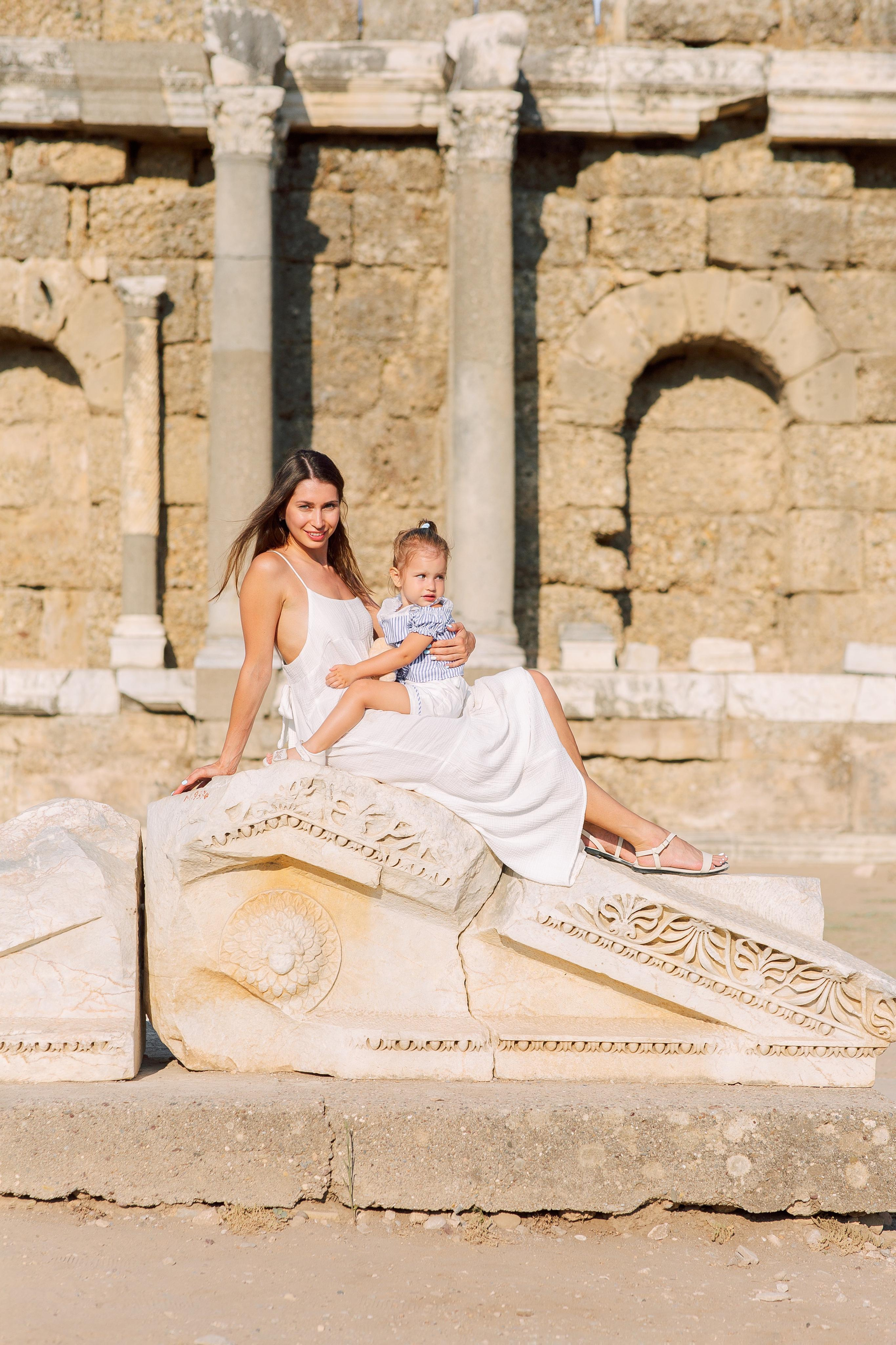 Семейная фотосессия в колоритных улочках Сиде. Фотограф в Алании в Турции, Аланья, Сиде, Белек, Анталия, Кемер, Конаклы, Окурджалар. Фотосъемки в Алании. Фотосессия в Алания.Алсу Девели