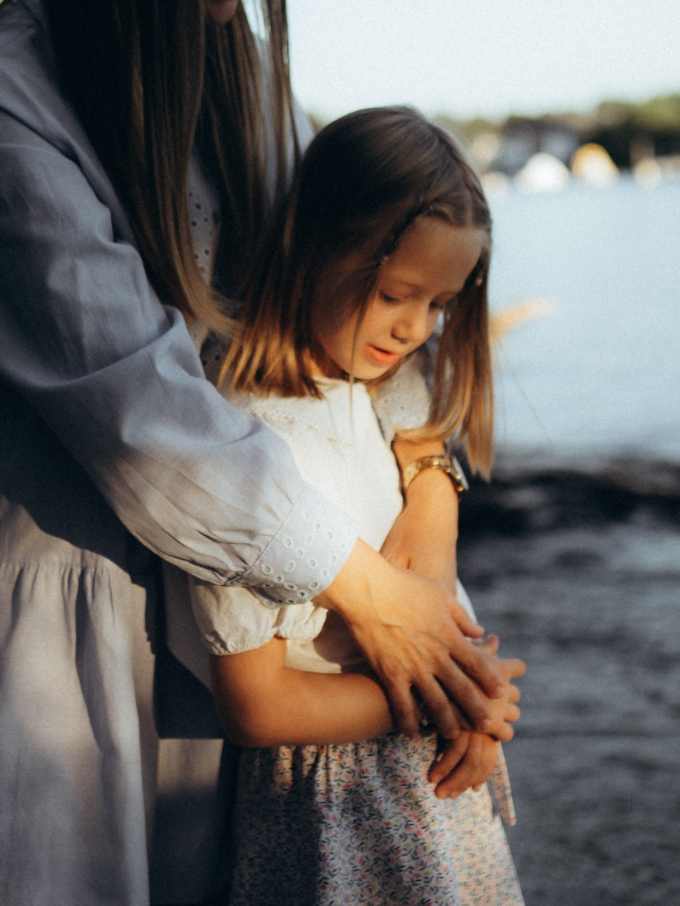 Servizio fotografico di famiglia al lago di Como al tramonto