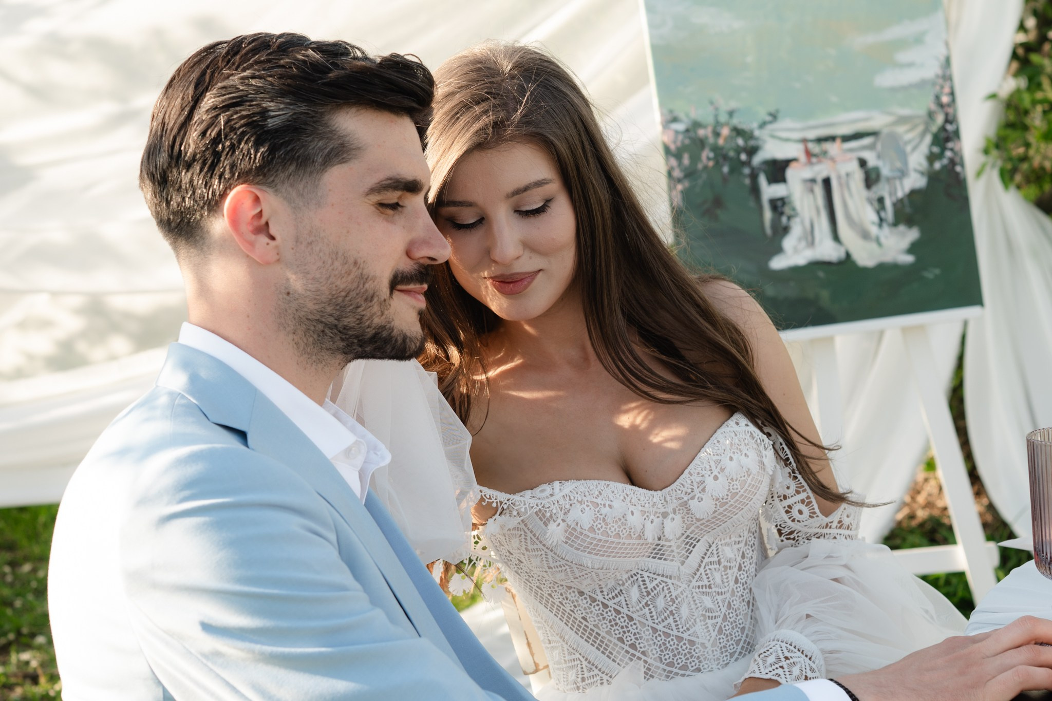 Ședință foto in livada înflorită , cuplu , îndrăgostiți, ședință foto save the date. Alexandra Hanu Photographer