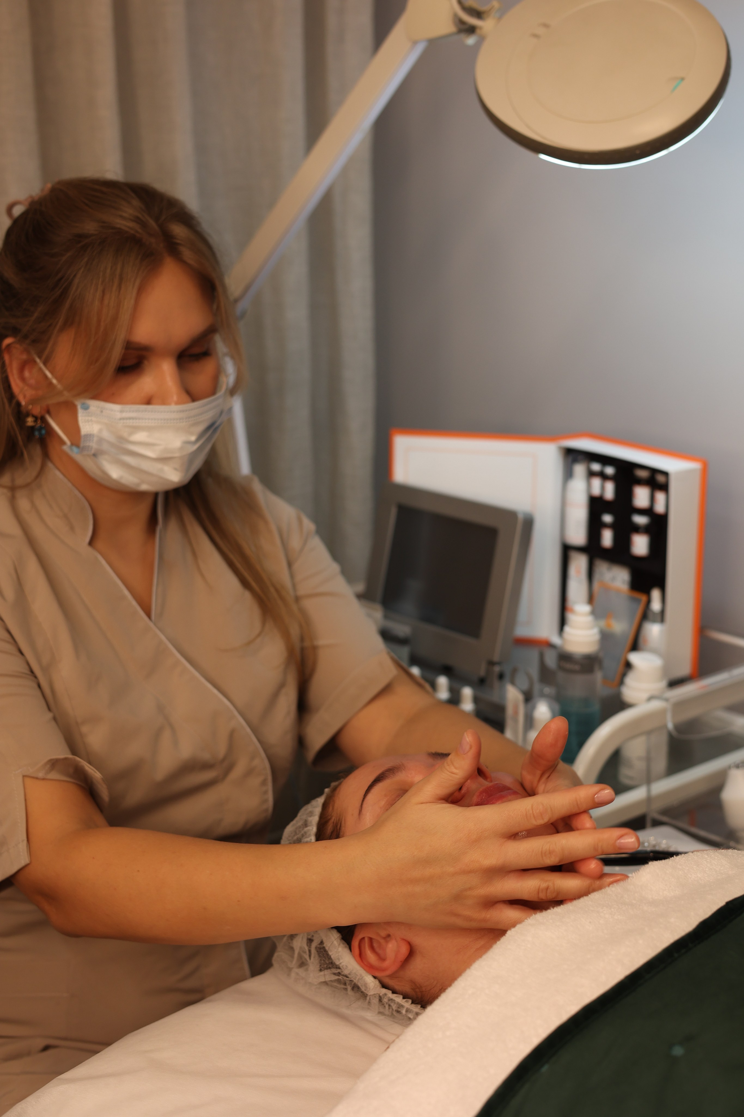 COSMETOLOGIST — Diana. Main