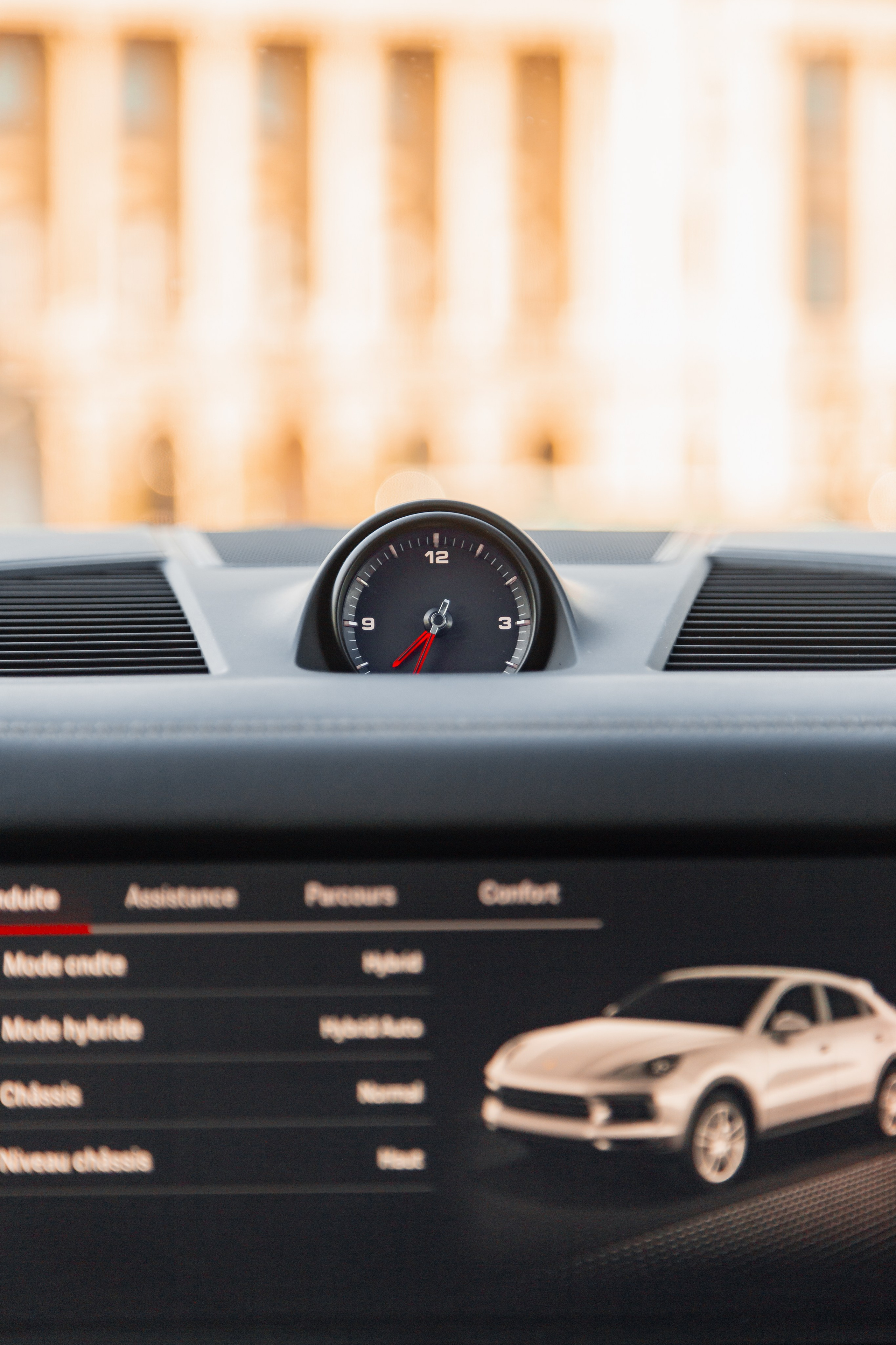 Porsche Cayenne E-Hybrid. Photographer in Paris — Vitalii Motruk