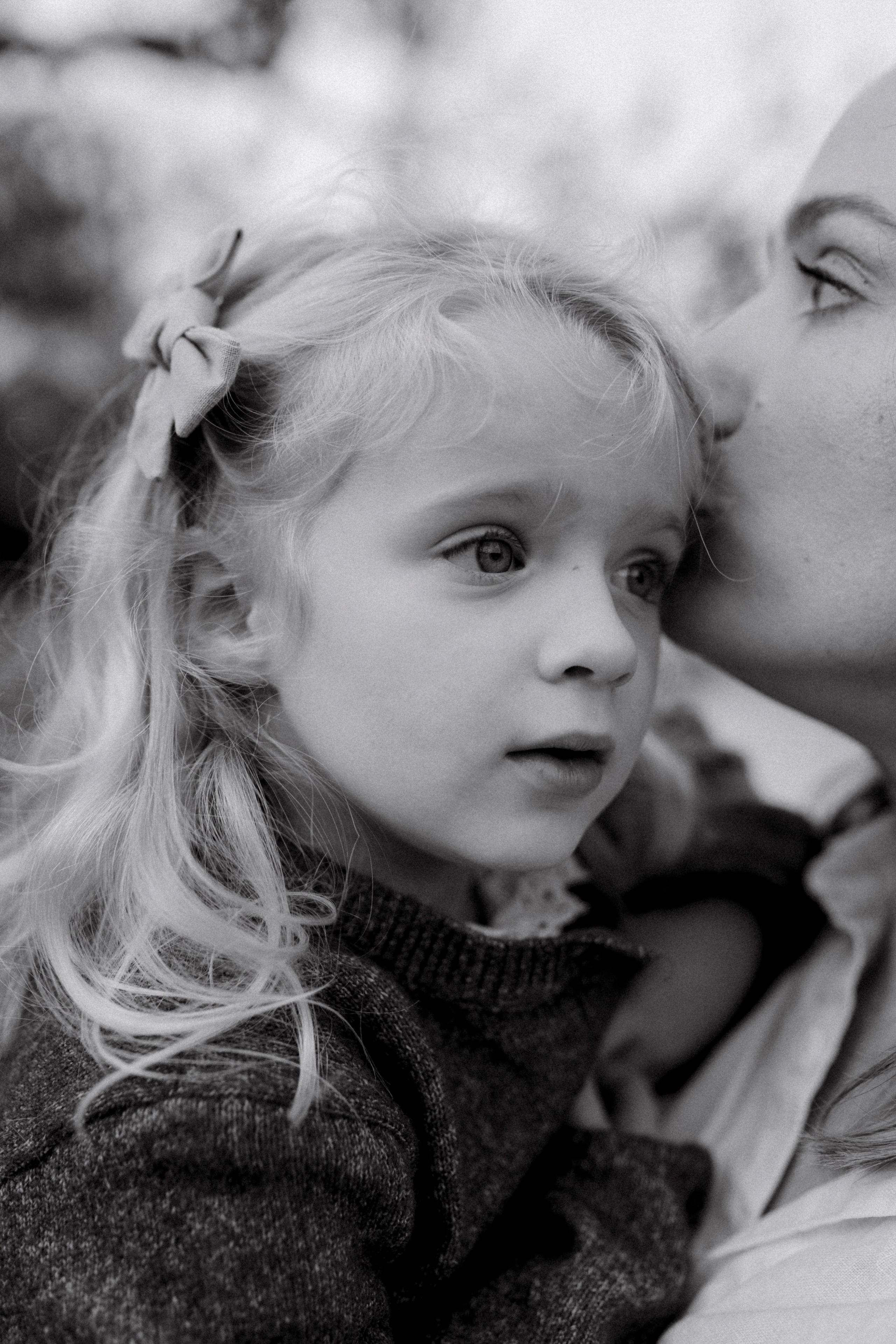 Polina Sobol — family & documentary photographer in Bern. Outdoor & urban photo sessions for families, kids and couples