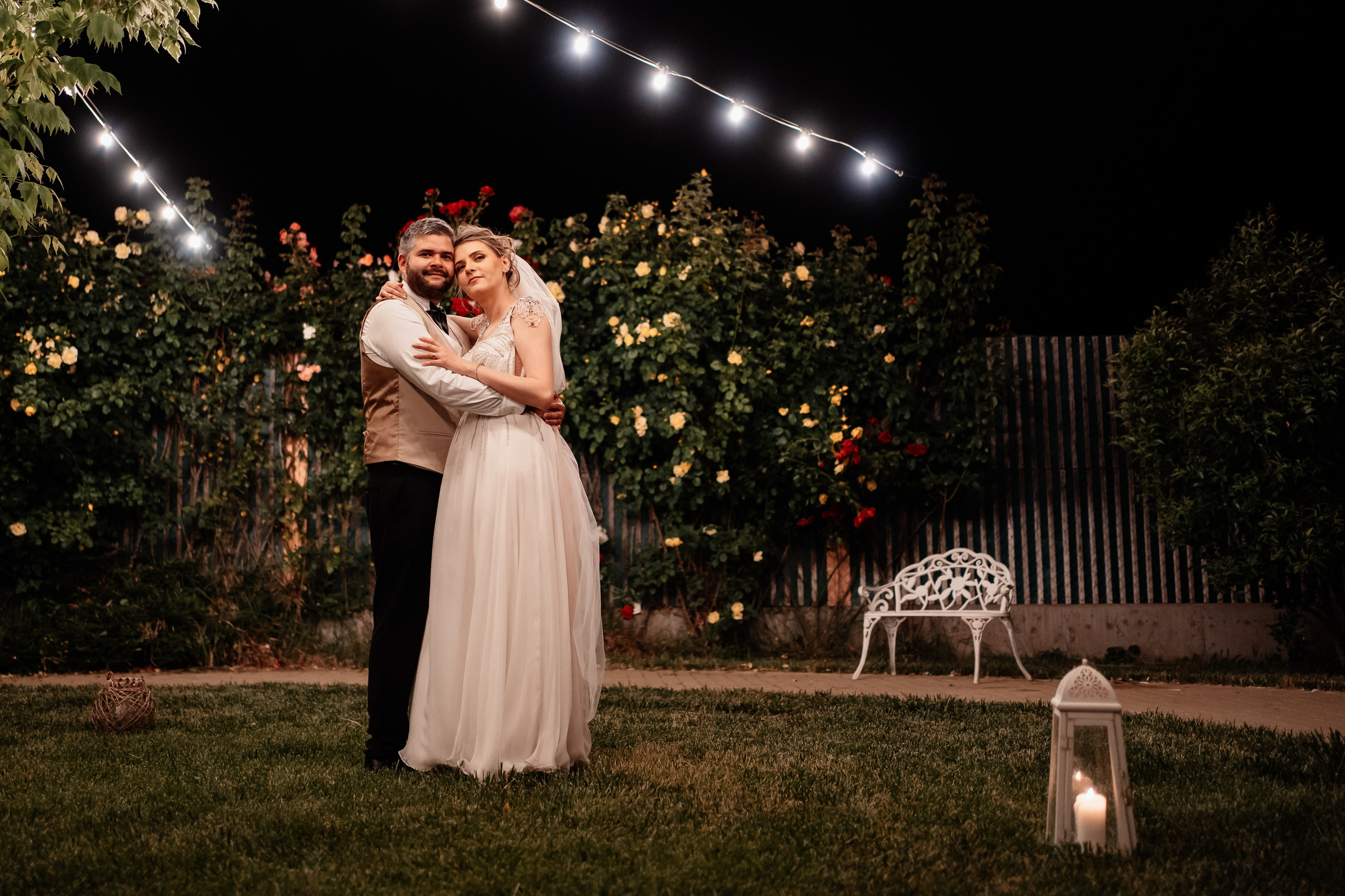 Moment emoționant între miri în ziua nunții, surprins într-un cadru natural și romantic, la Grădina Lahovari. Fotografie de nuntă profesională, editată artistic pentru a evidenția emoția și eleganța evenimentului.