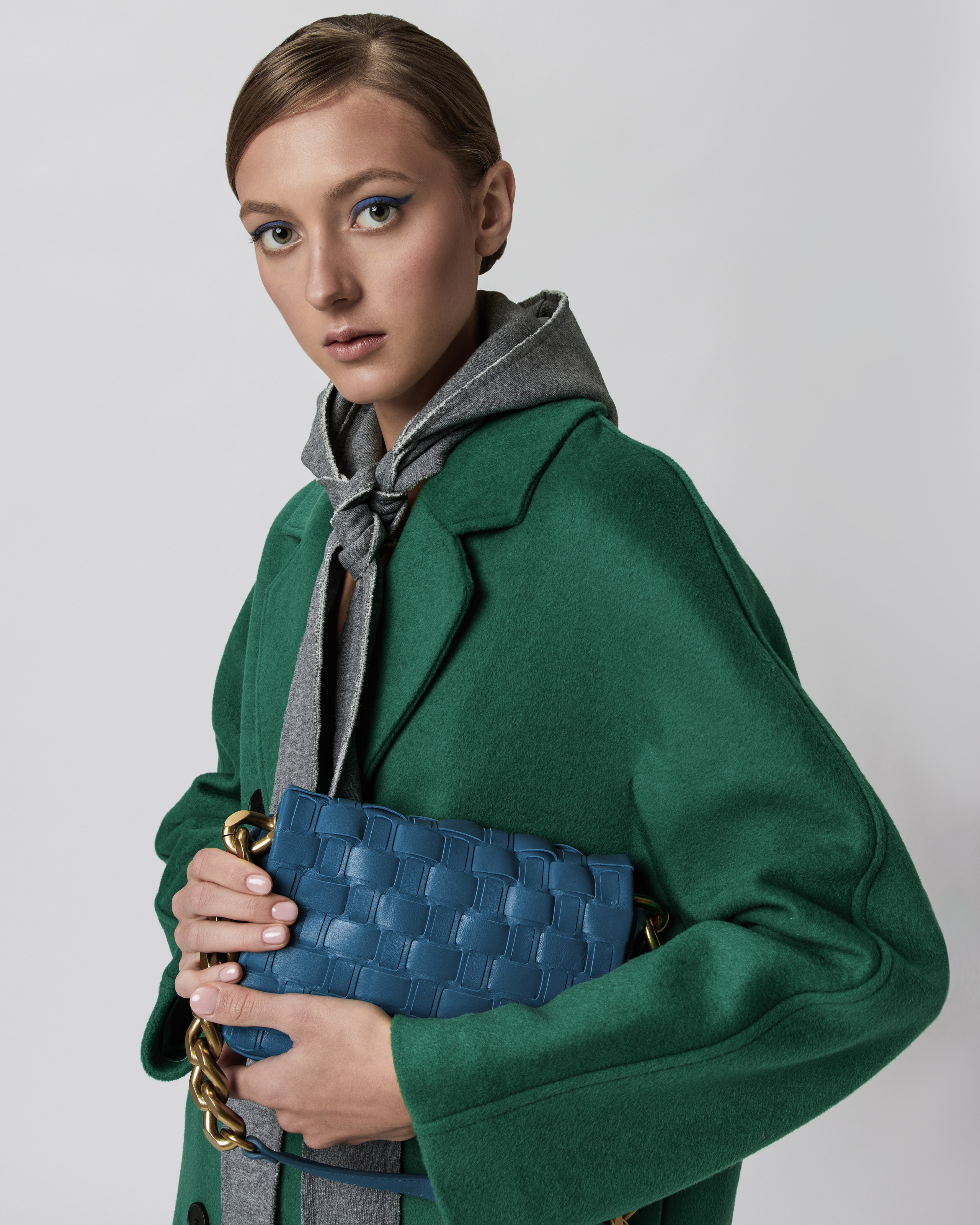 retrato de moda de mujer en estudio con iluminación profesional