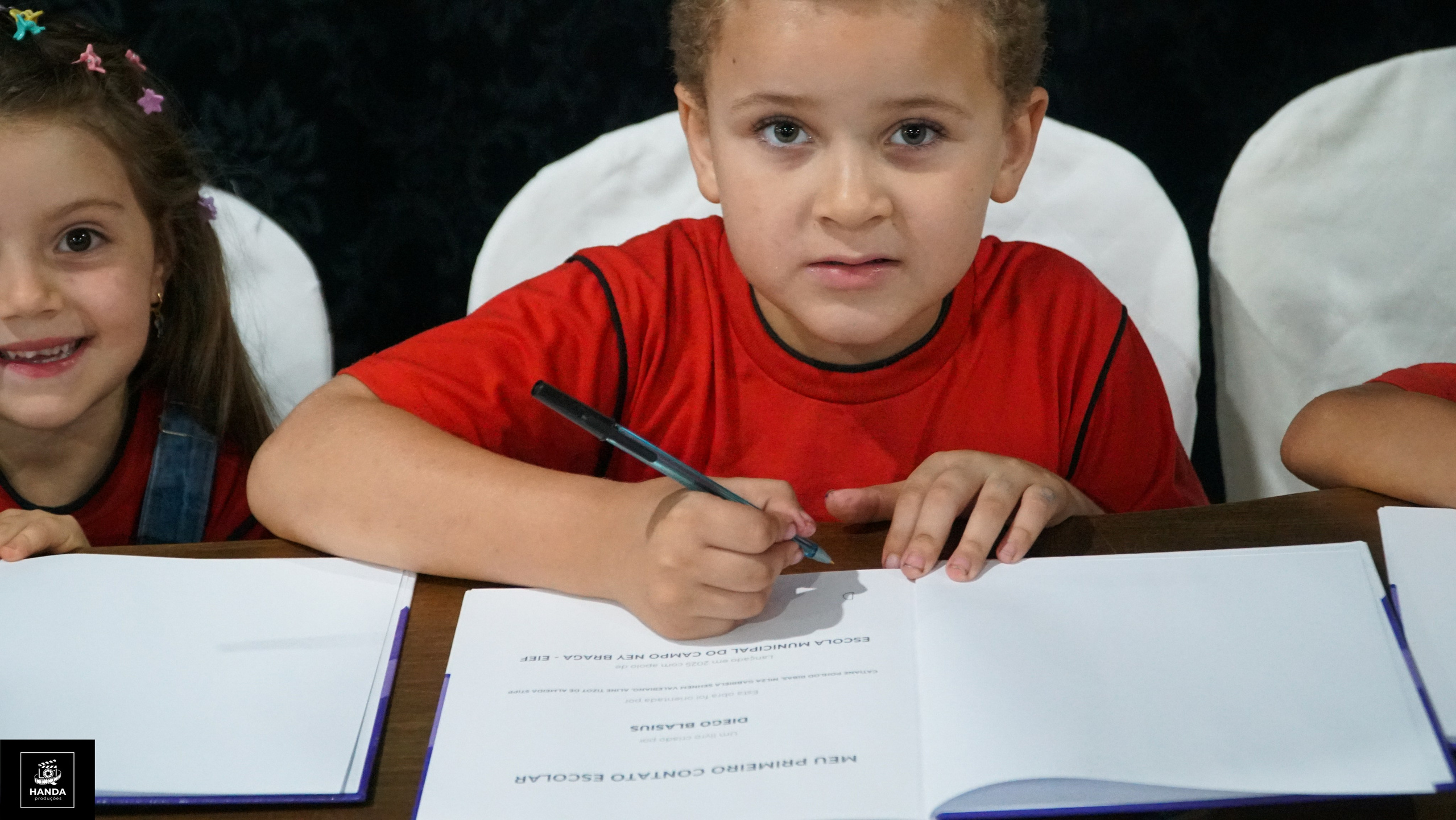 Noite autógrafos colégio Aurélio Buarque de Holanda. Handa Produções