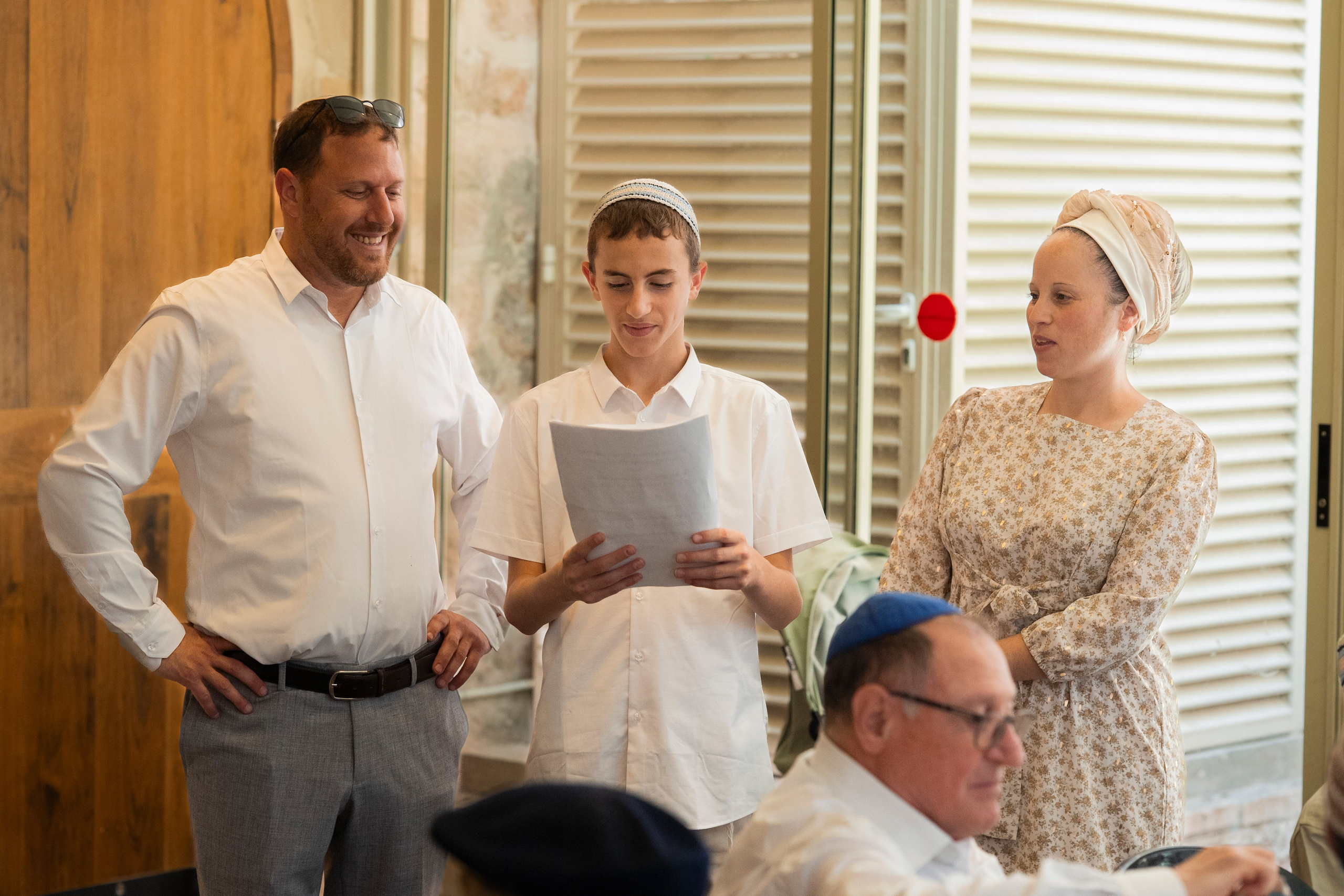 הנחת התפילין רפאל לוי. יוסף מזרחי צילום חתונה, ברית וזוגיות. צלם מקצועי שאוהב להוציא אתכם הכי יפים ברגעים הכי מרגשים