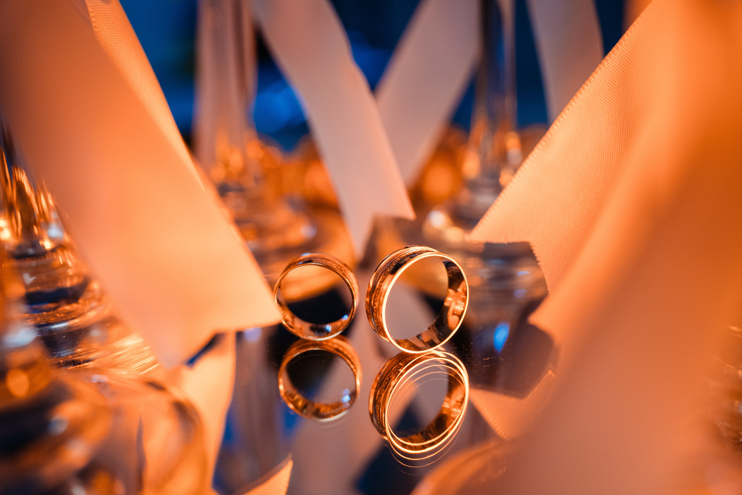 Detalii cu verighetele, parfumul și invitațiile pe o masă elegantă