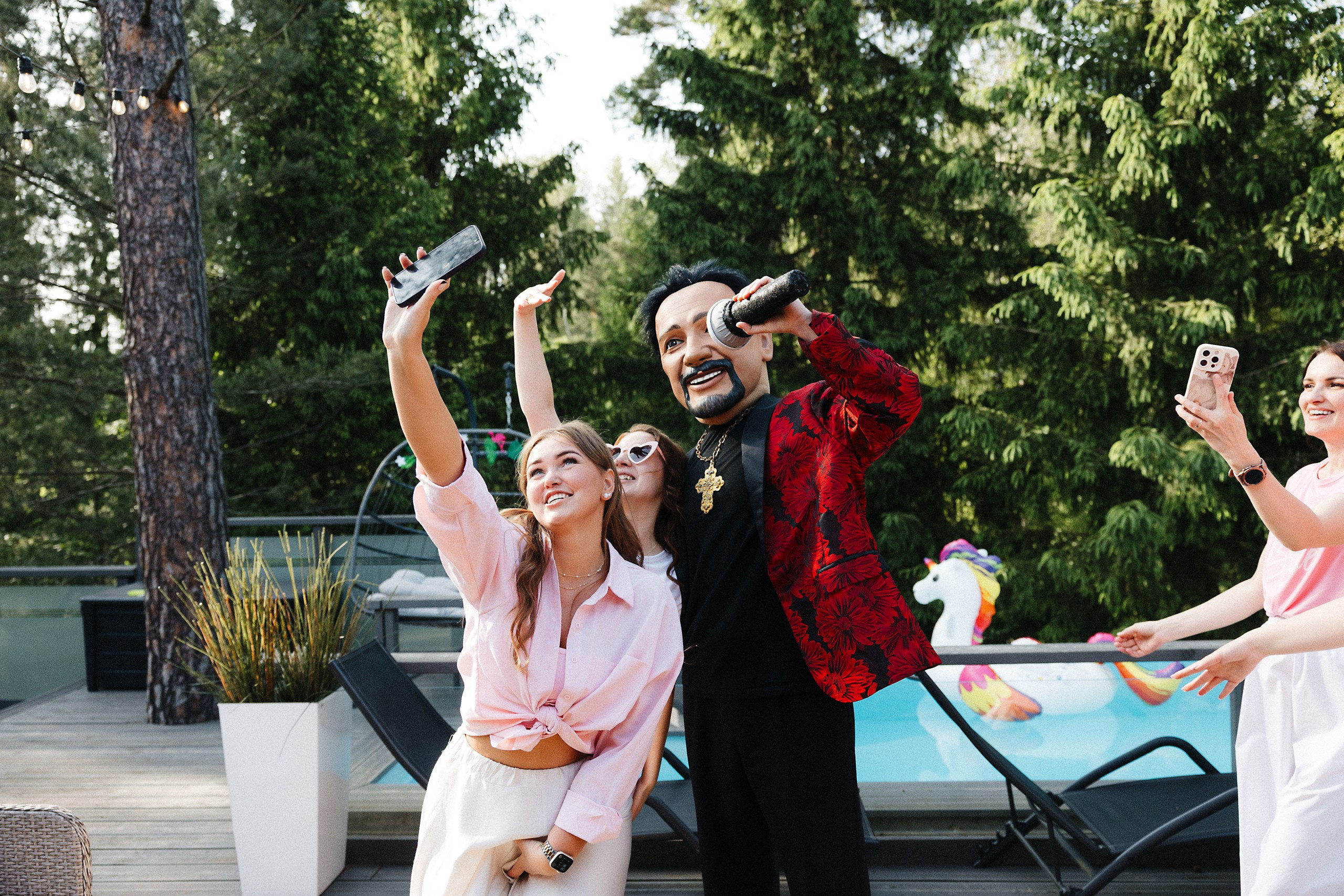 Яркая фотосессия девичника в Риге: розовые наряды и очки в форме сердца. Евгений Тимофеев | Свадебный и контент-фотограф и видеограф в Риге