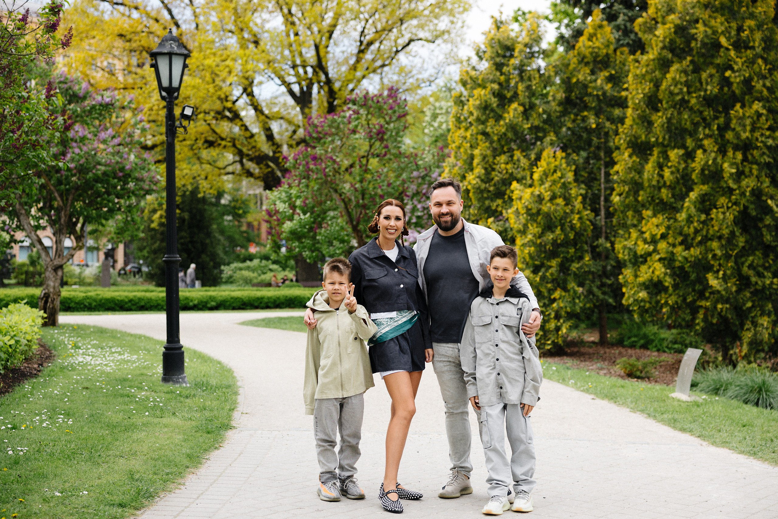Профессиональная семейная съёмка на природе — мама, папа и двое сыновей в парке. Евгений Тимофеев | Свадебный и контент-фотограф и видеограф в Риге
