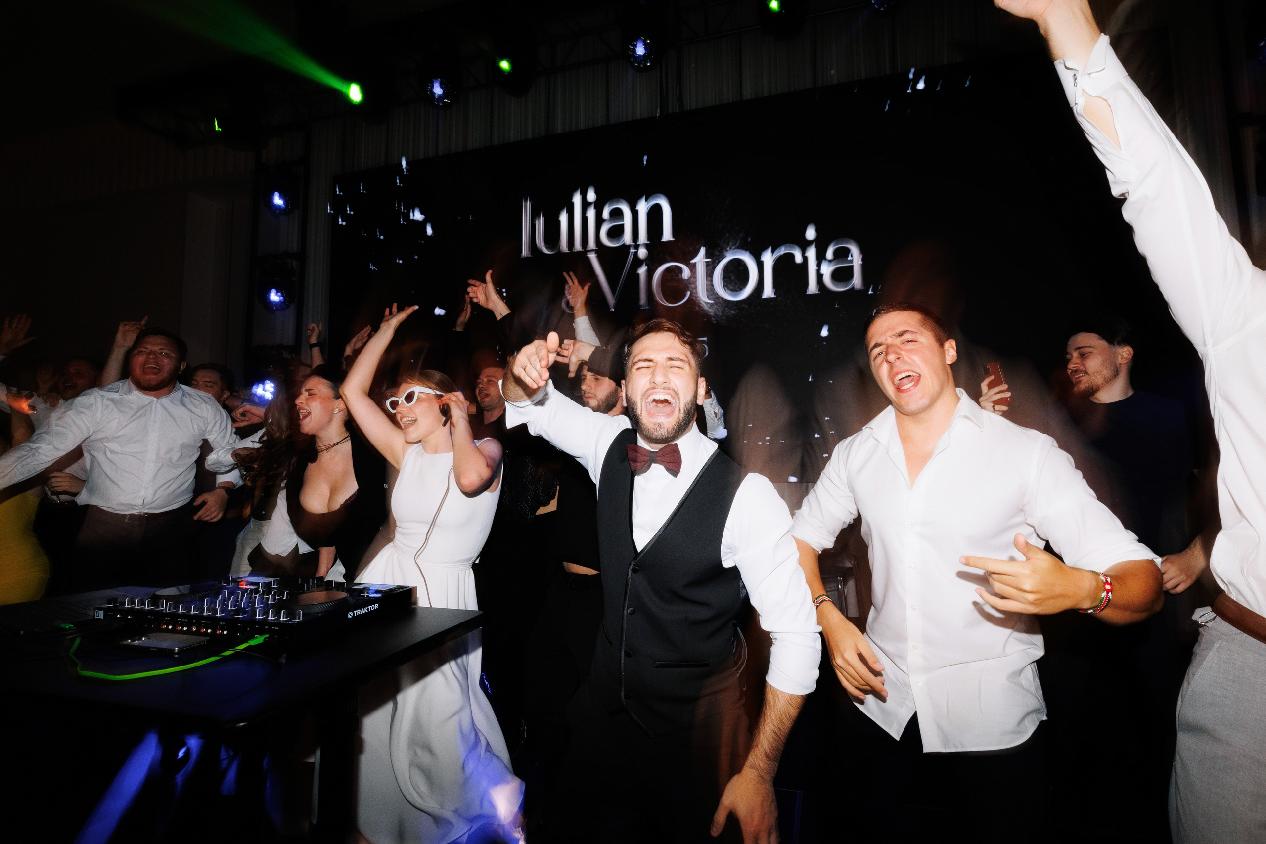 Fotograf profesionist de nuntă, poveste vizuală naturală, momente reale, film photography și digital, Moldova și Europa.