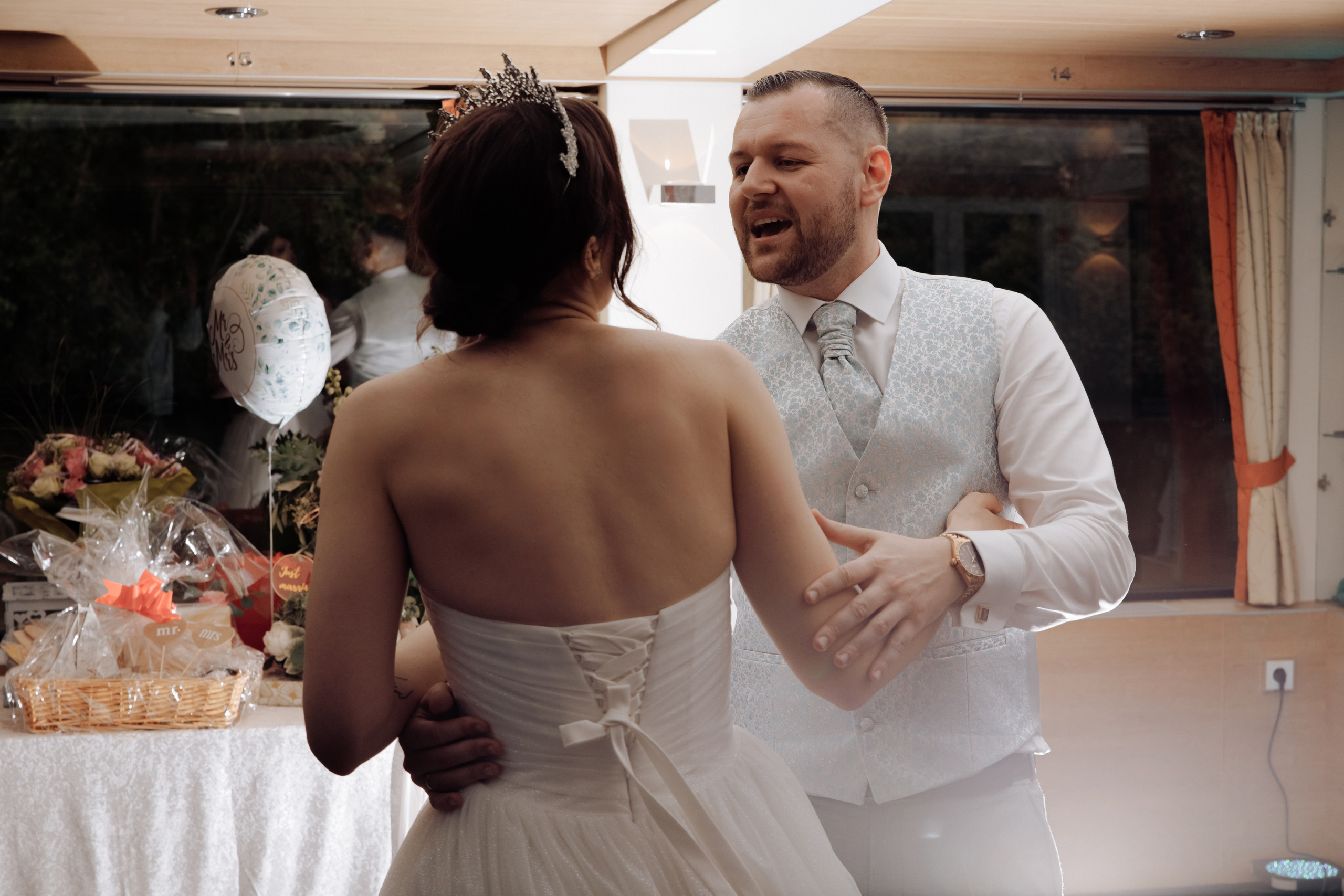 Der Bräutigam und die Braut tanzen im romantischen Licht.