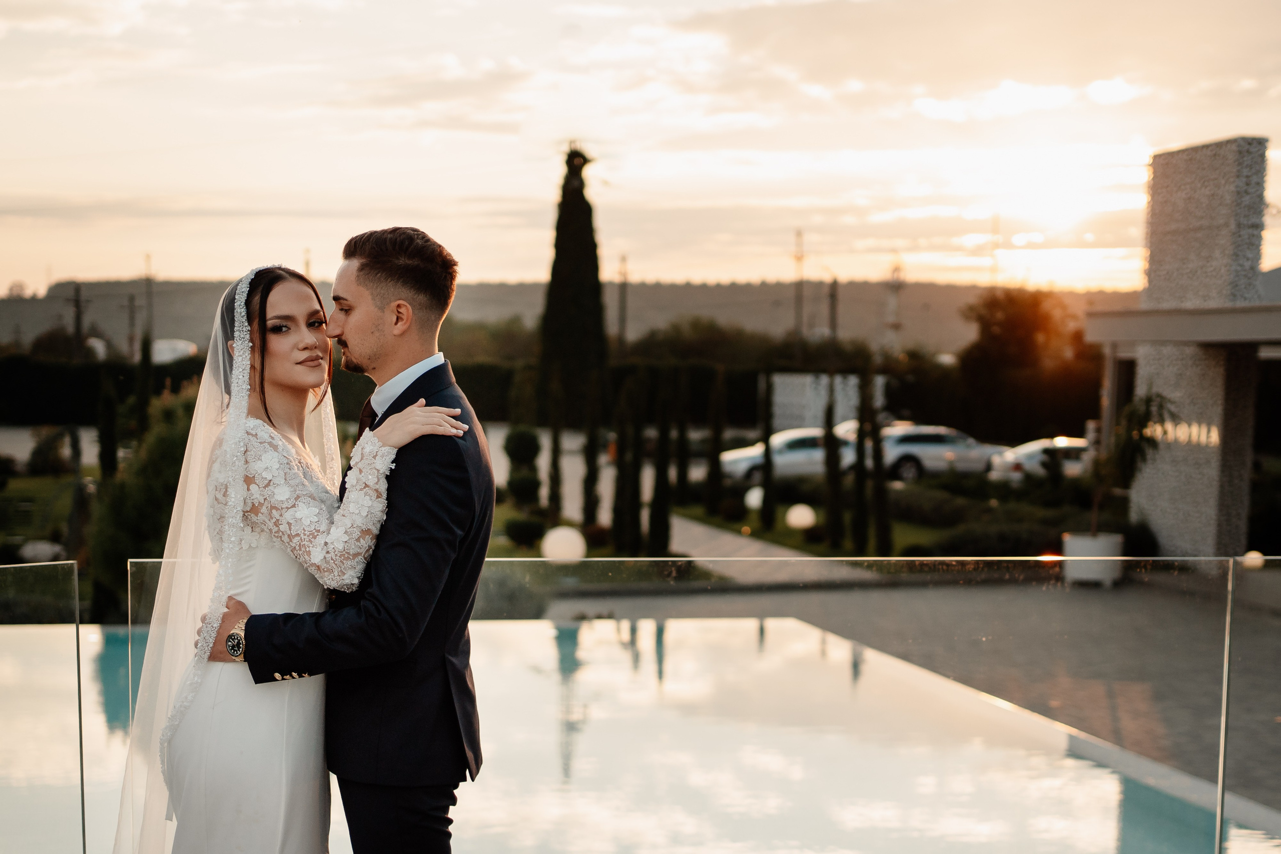 Moment emoționant între miri în ziua nunții, surprins într-un cadru natural și romantic, la Reina Events. Fotografie de nuntă profesională, editată artistic pentru a evidenția emoția și eleganța evenimentului.