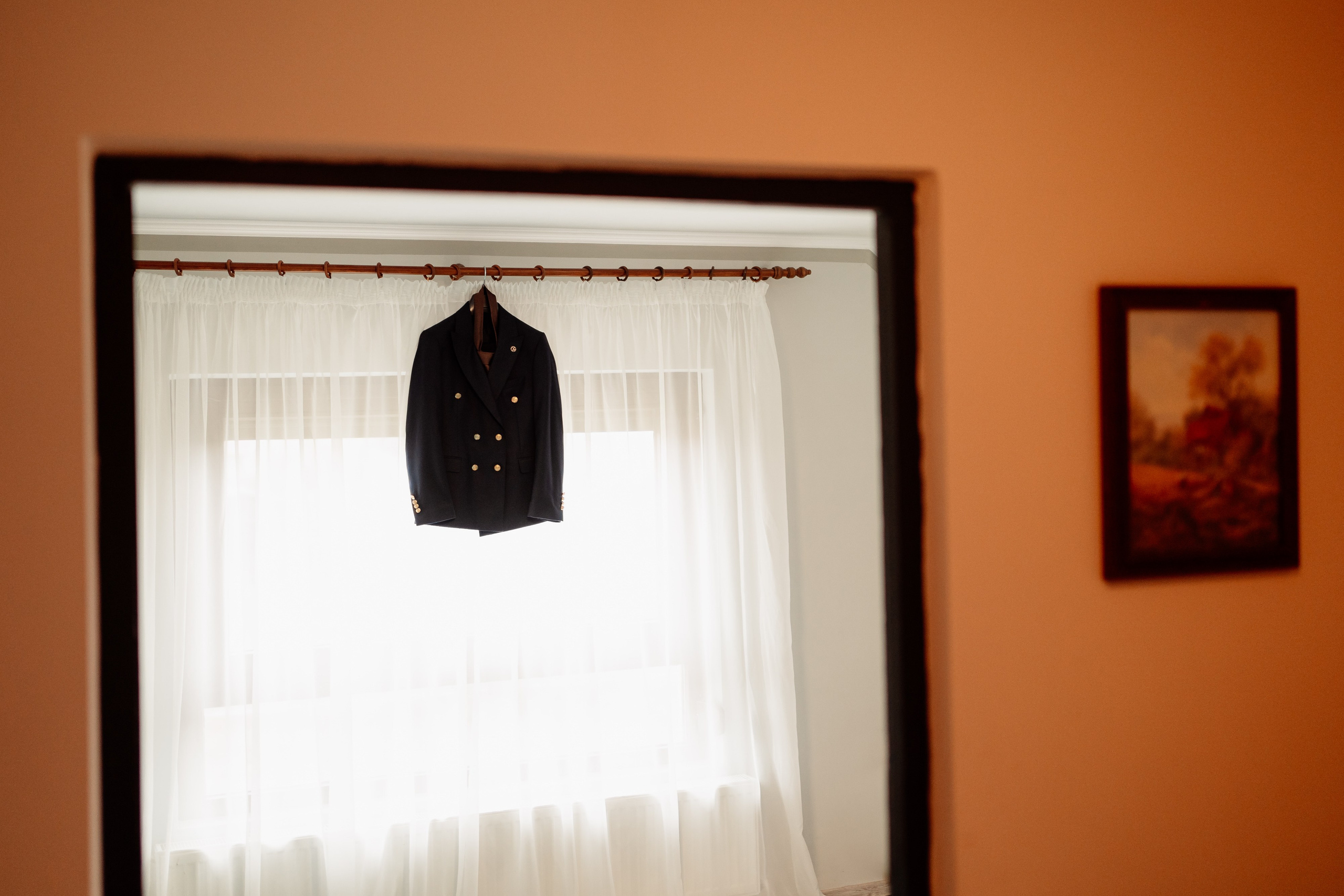 Moment emoționant între miri în ziua nunții, surprins într-un cadru natural și romantic, la Reina Events. Fotografie de nuntă profesională, editată artistic pentru a evidenția emoția și eleganța evenimentului.