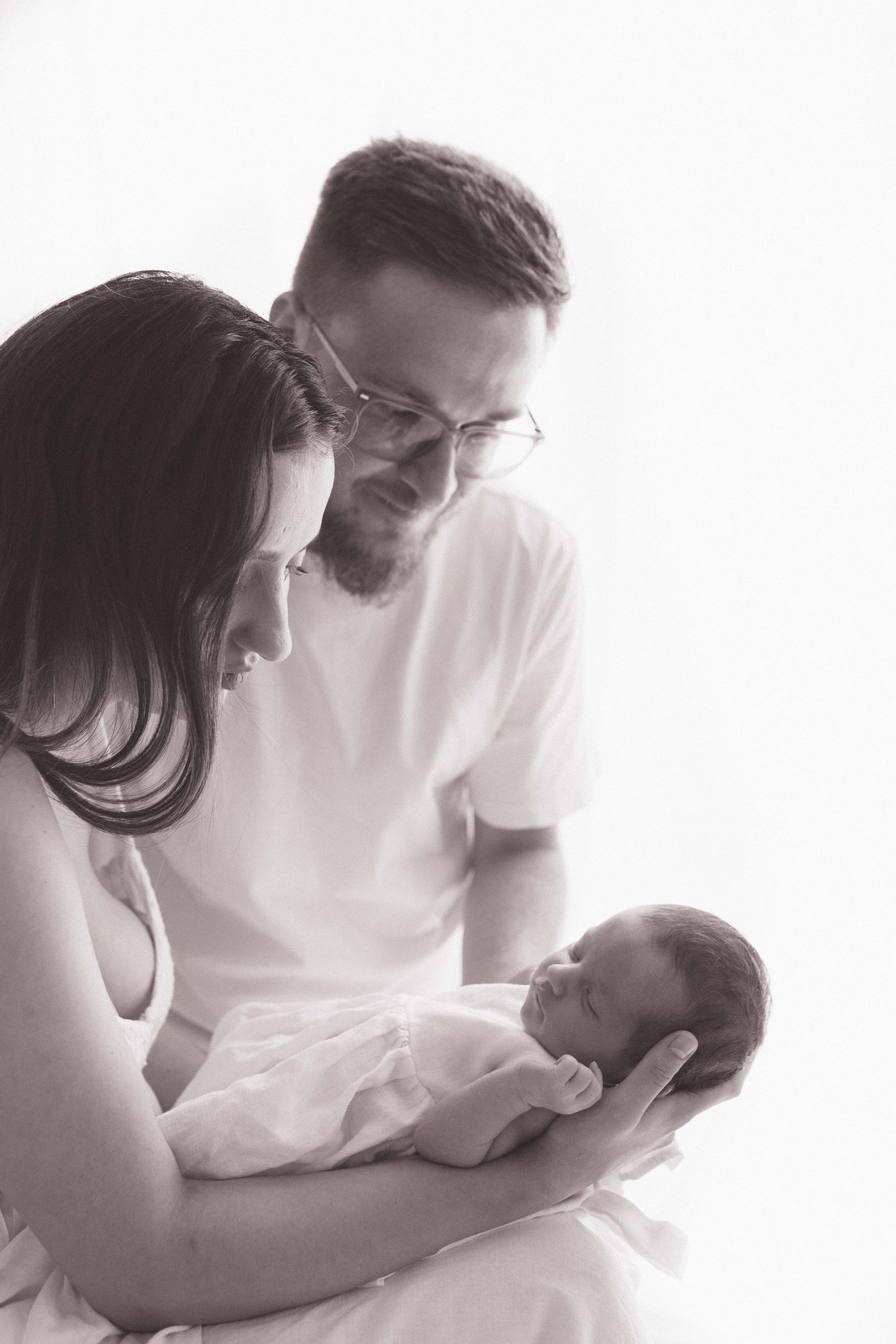 Inspira sesiune foto nou-nascut. Madalina Beda- Artist vizual, fotograf, doula la nastere, consultant babywearing Brasov si in toata tara
