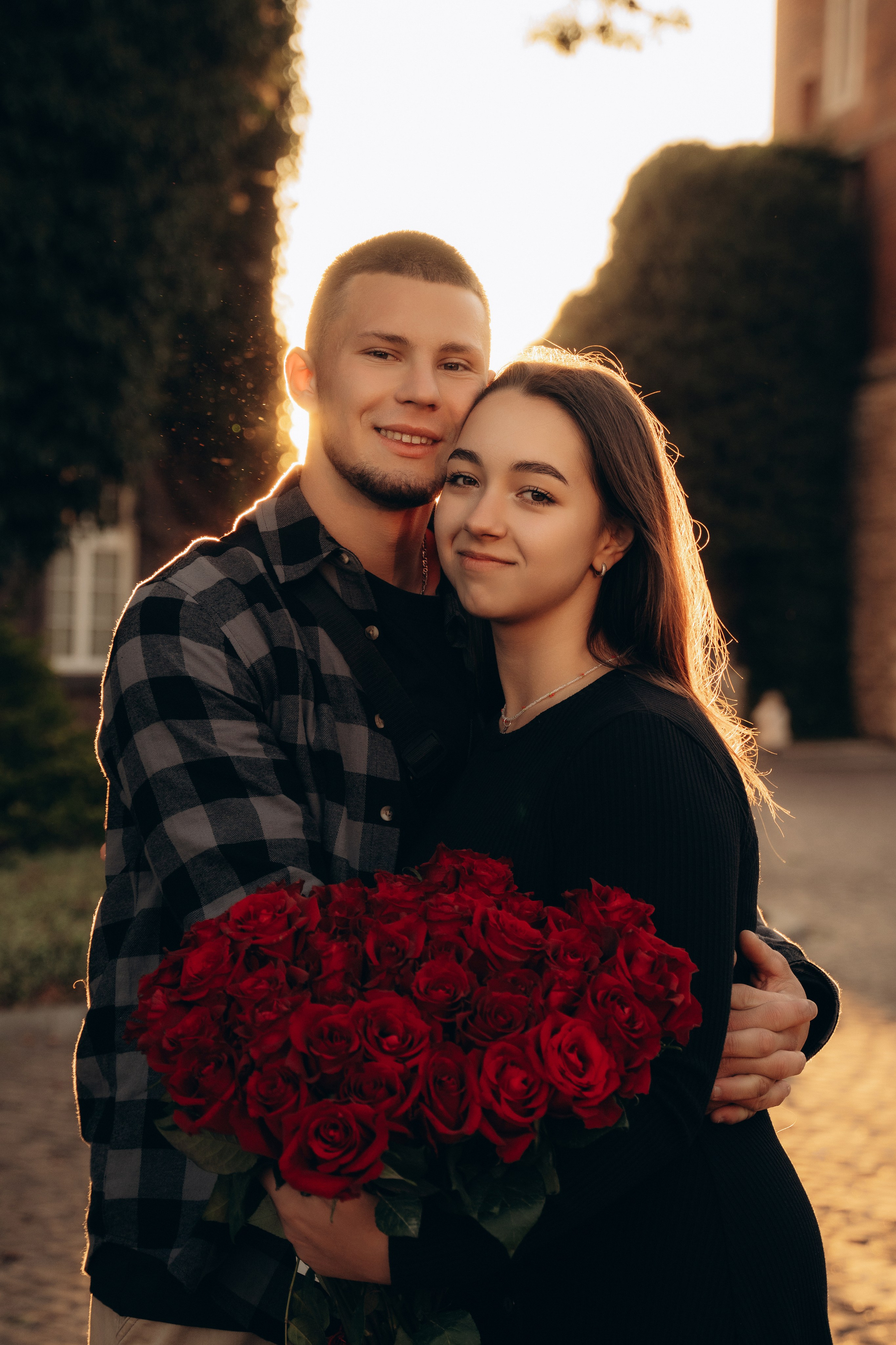 Sunset Embrace. Fotograf Katowice – sesje indywidualne, rodzinne, ślubne