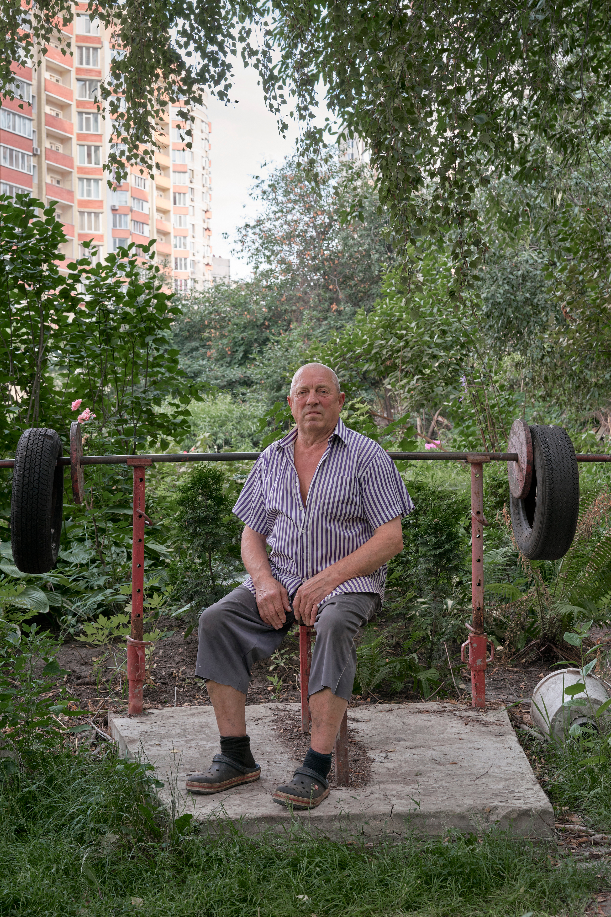 Mikhail Ivanovich (aka ‘Michel’) on the self-made exercise machine for bench press.