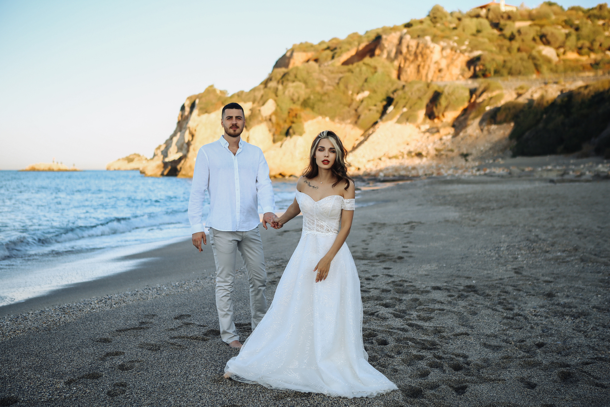 Жених и невеста на пляже