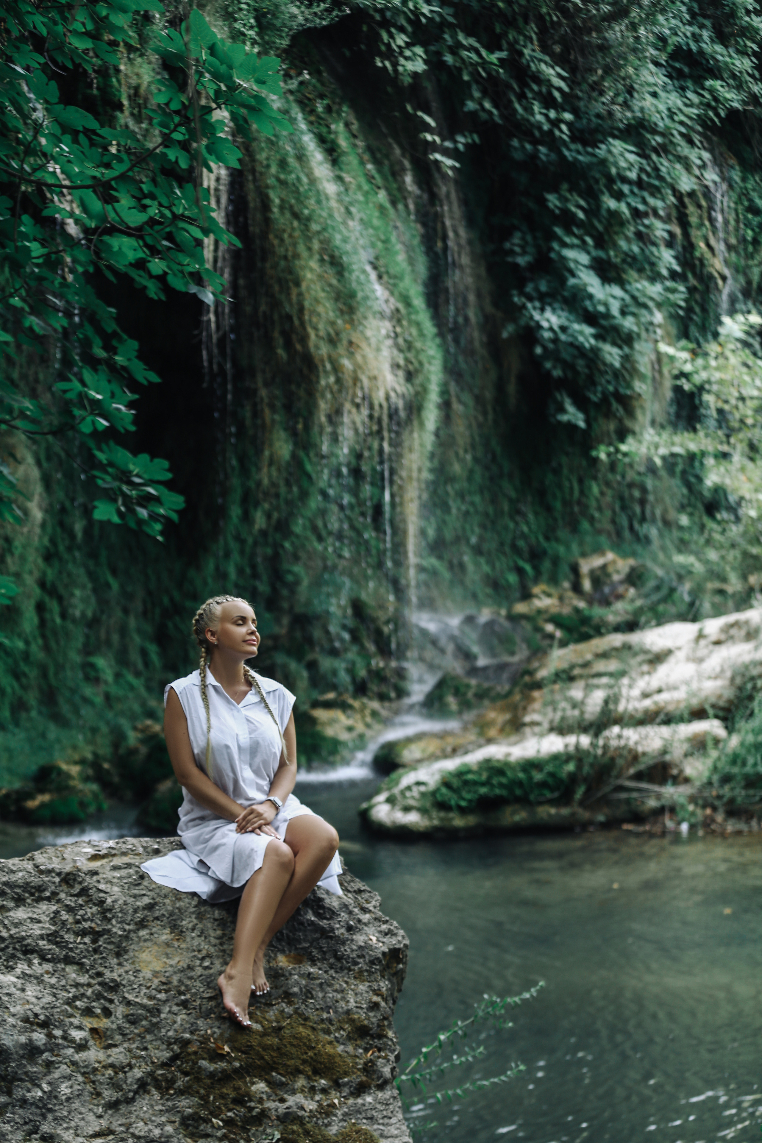 Девушка и водопад